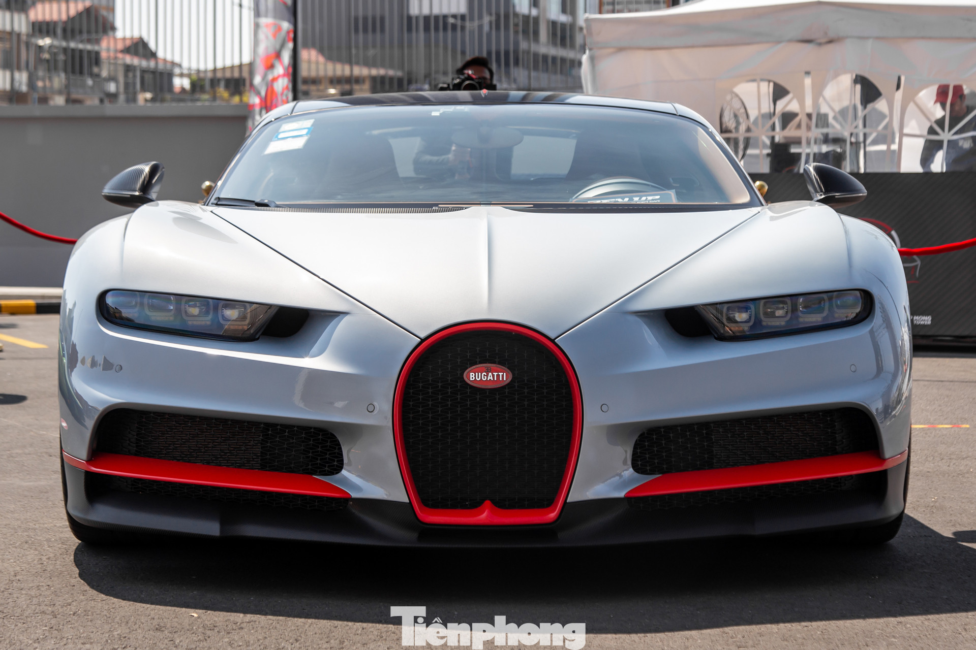 Chiếc Bugatti Chiron thứ ba tại Campuchia. Xe thuộc phiên bản tiêu chuẩn, cùng giá bán khởi điểm từ 3 triệu USD tại thị trường nước ngoài. Khi cập bến tại đây, giá trị của xe có thể chạm ngưỡng 7 triệu USD (tương đương 171 tỷ đồng).