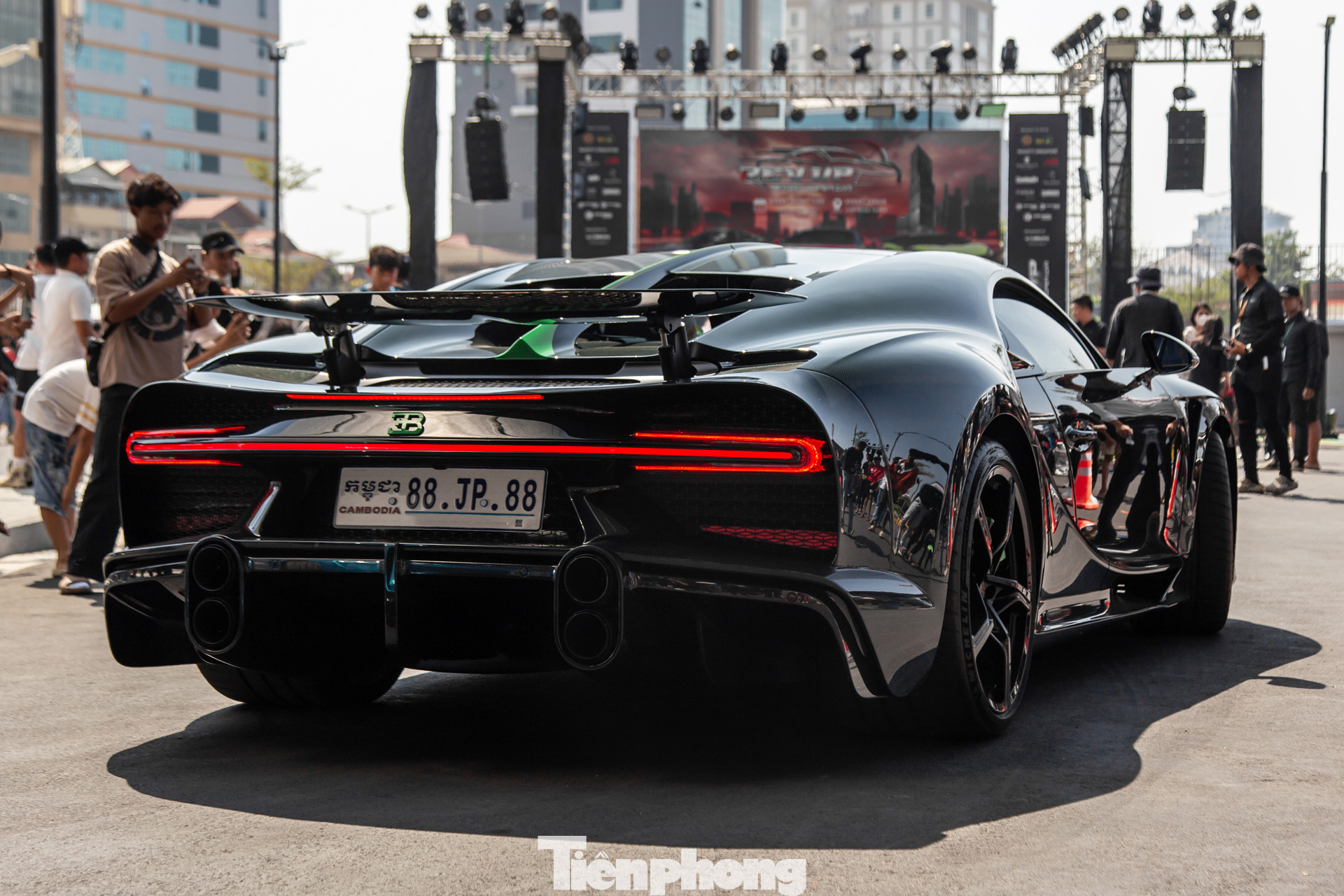 Đắt giá nhất trong sự kiện lần này là chiếc Bugatti Chiron Super Sport. Sau khi đóng đủ các khoản thuế phí, giá trị của xe chạm ngưỡng 10 triệu USD, trong khi giá bán khởi điểm chỉ khoảng 4 triệu USD tại thị trường nước ngoài.