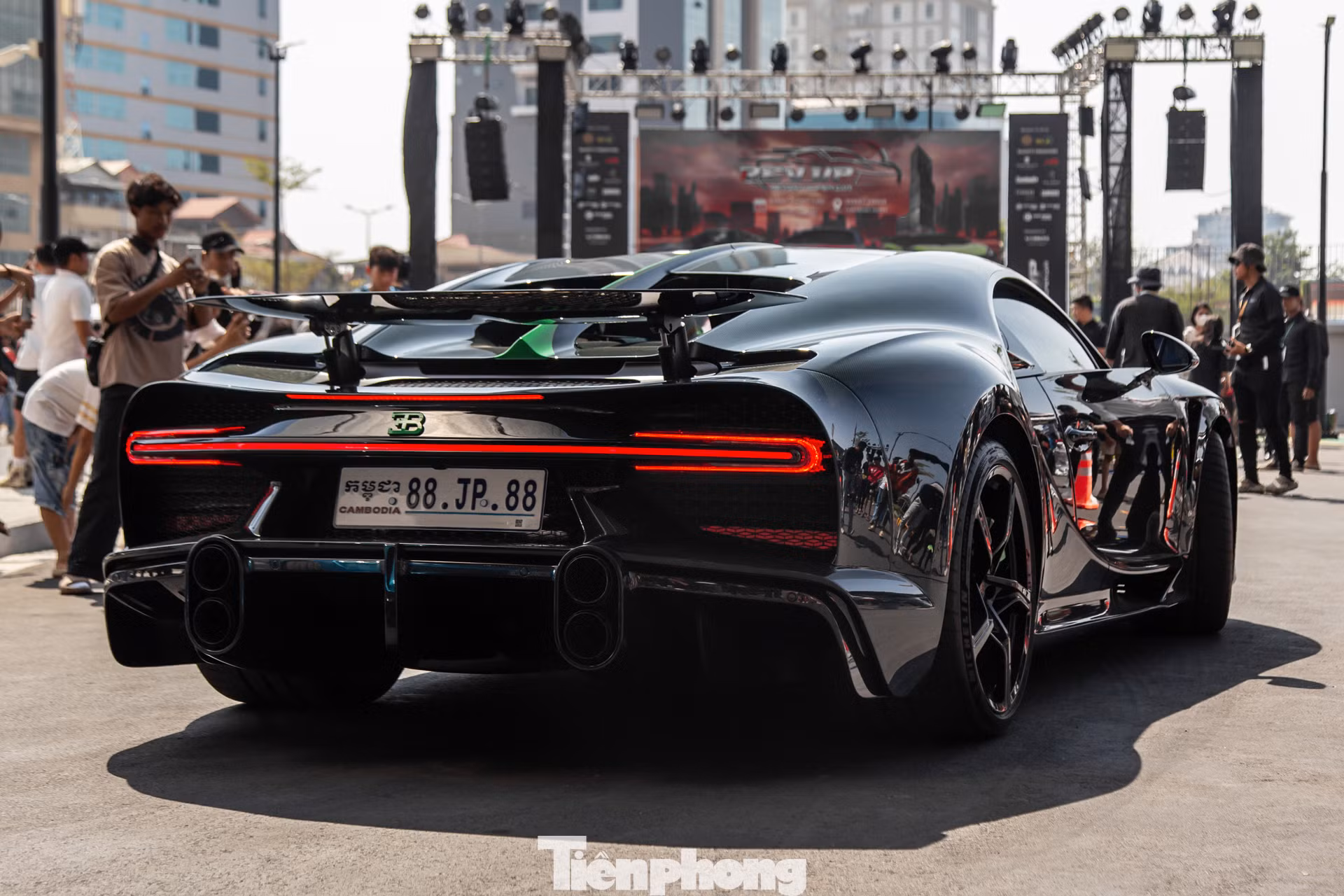 Đắt giá nhất trong sự kiện lần này là chiếc Bugatti Chiron Super Sport. Sau khi đóng đủ các khoản thuế phí, giá trị của xe chạm ngưỡng 10 triệu USD, trong khi giá bán khởi điểm chỉ khoảng 4 triệu USD tại thị trường nước ngoài.