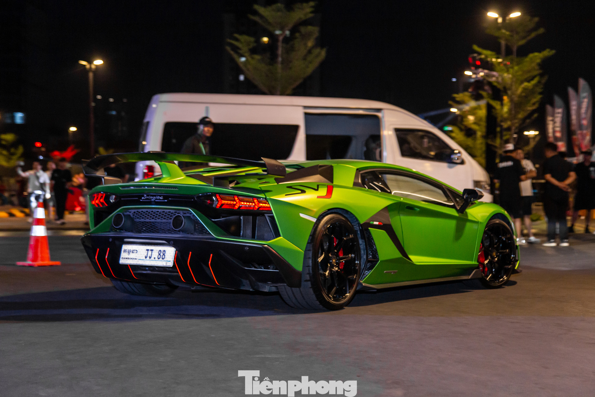 Đến 23 giờ, sự kiện kết thúc, từng tốp xe nhanh chóng rời khỏi khuôn viên tổ chức, đi kèm những tiếng nẹt pô thay cho lời tạm biệt cho sự kiện siêu xe lớn nhất từ trước đến nay tại Campuchia.
