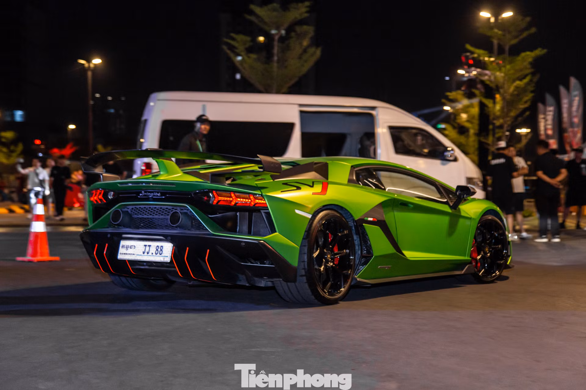 Đến 23 giờ, sự kiện kết thúc, từng tốp xe nhanh chóng rời khỏi khuôn viên tổ chức, đi kèm những tiếng nẹt pô thay cho lời tạm biệt cho sự kiện siêu xe lớn nhất từ trước đến nay tại Campuchia.