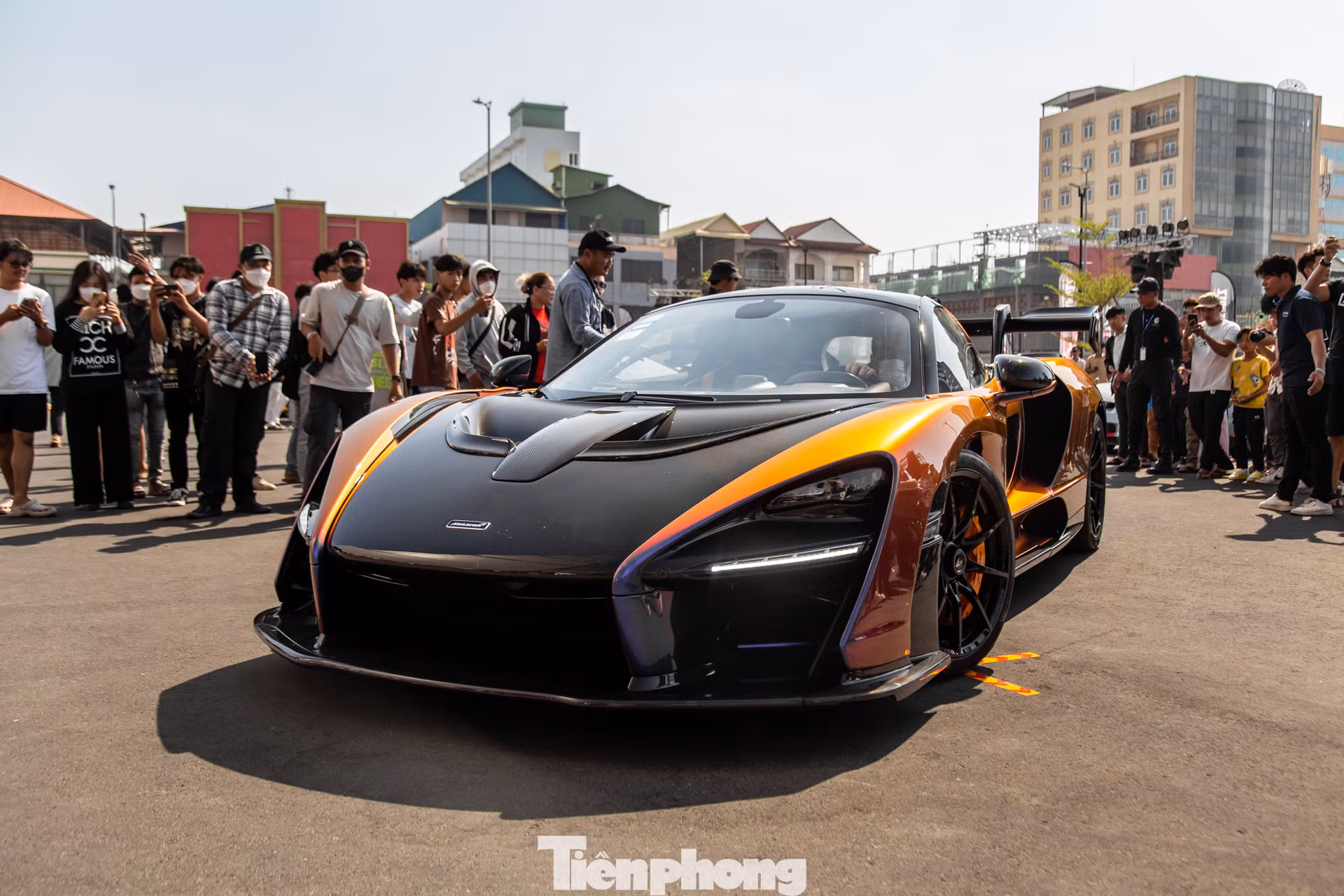 Chiếc McLaren Senna của một người chơi xe tại Việt Nam cũng góp mặt.