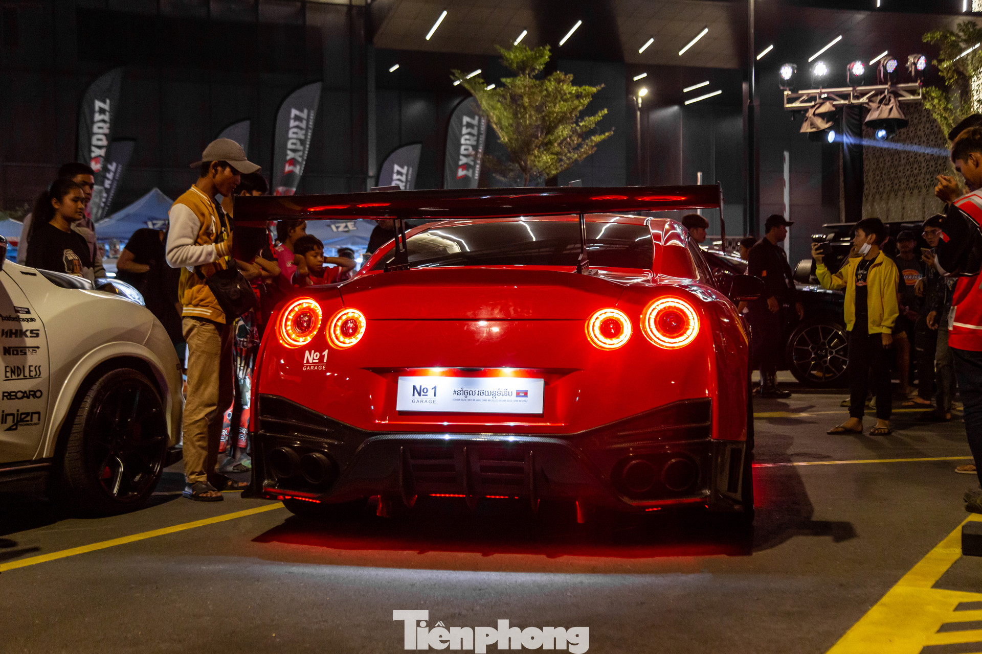 Đến 23 giờ, sự kiện kết thúc, từng tốp xe nhanh chóng rời khỏi khuôn viên tổ chức, đi kèm những tiếng nẹt pô thay cho lời tạm biệt cho sự kiện siêu xe lớn nhất từ trước đến nay tại Campuchia.