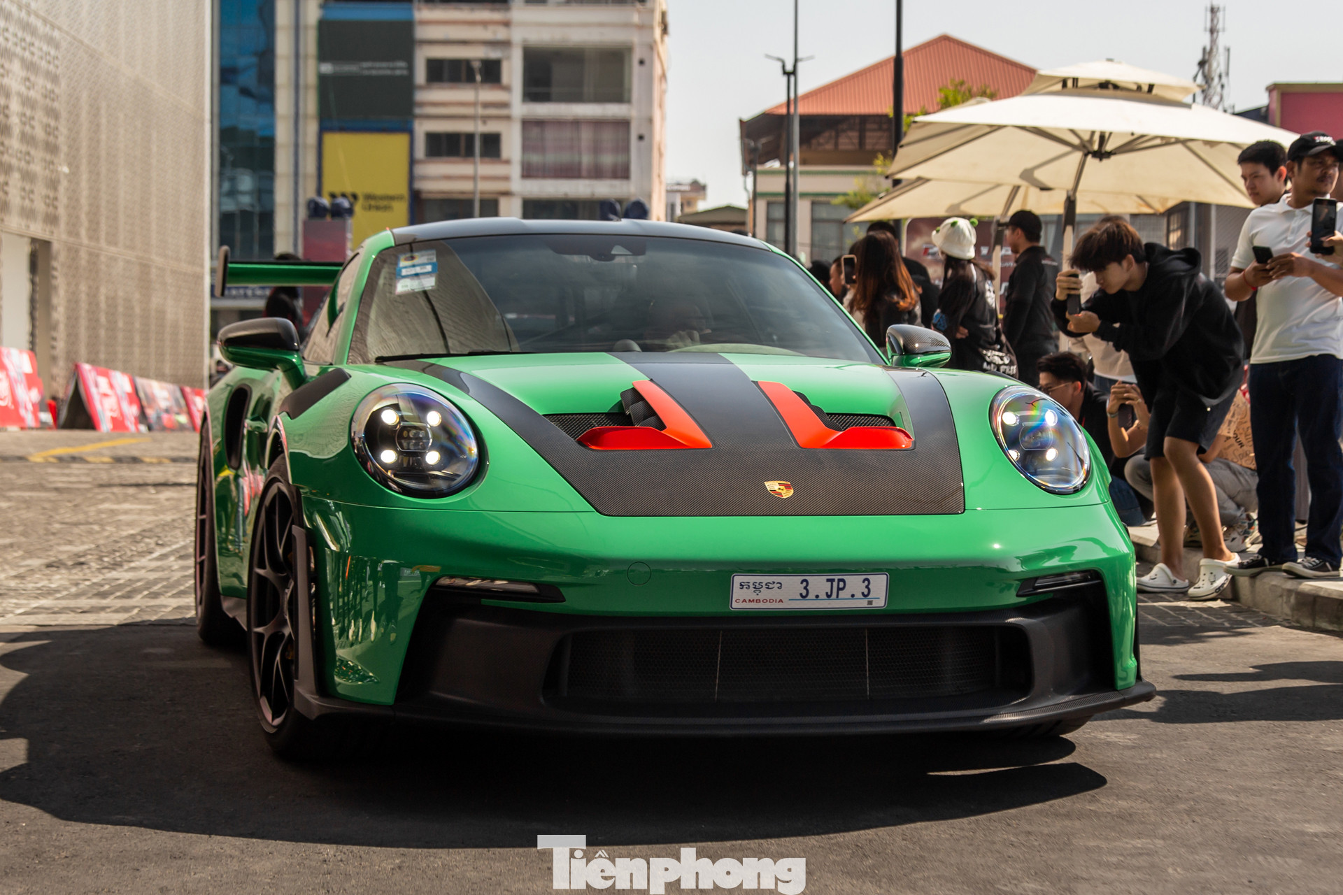 Porsche 911 GT3 RS thế hệ mới. Đây là phiên bản mạnh mẽ nhất và nhiều khả năng là cuối cùng trong dải sản phẩm xe sử dụng động cơ hút khí tự nhiên của Porsche.