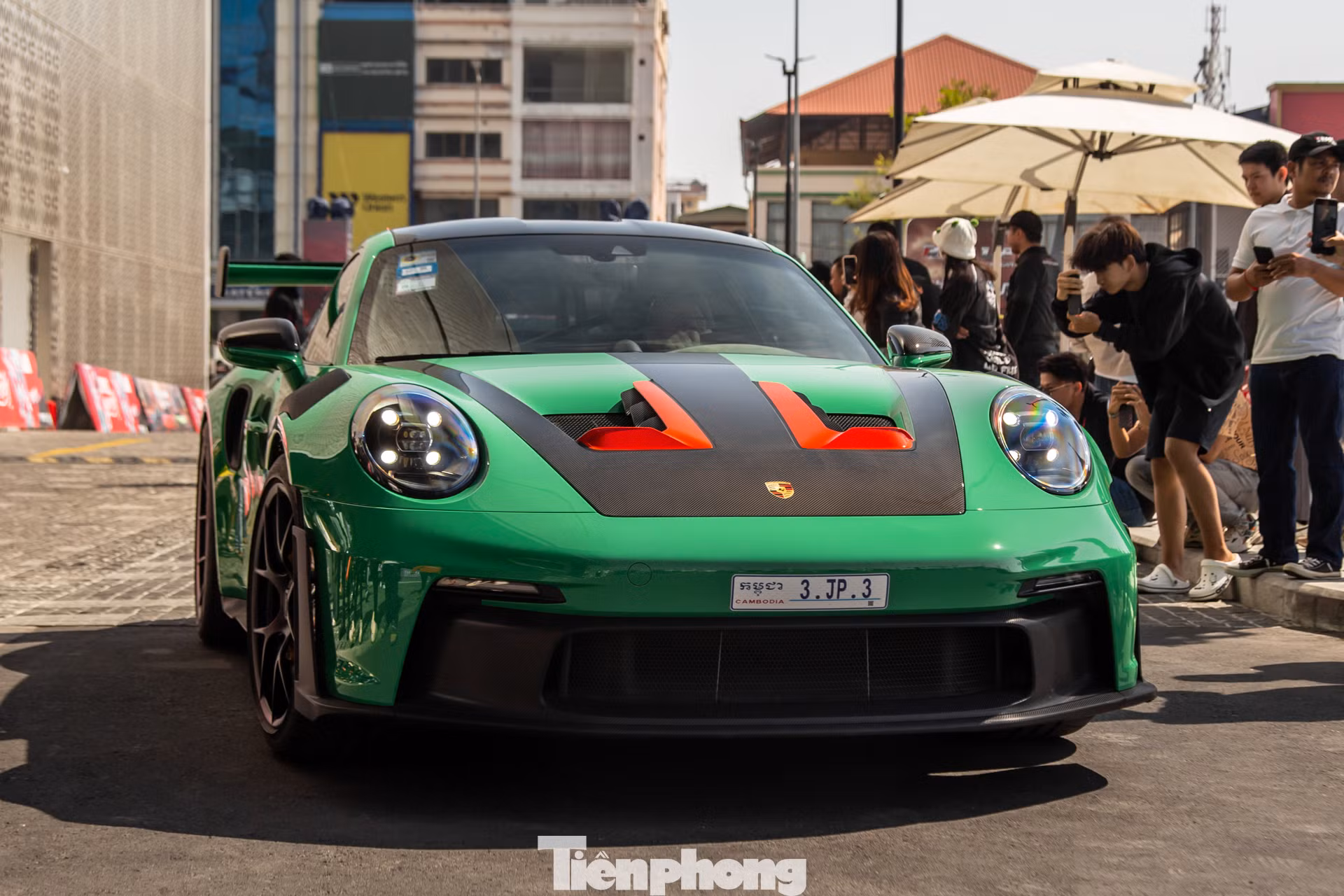 Porsche 911 GT3 RS thế hệ mới. Đây là phiên bản mạnh mẽ nhất và nhiều khả năng là cuối cùng trong dải sản phẩm xe sử dụng động cơ hút khí tự nhiên của Porsche.