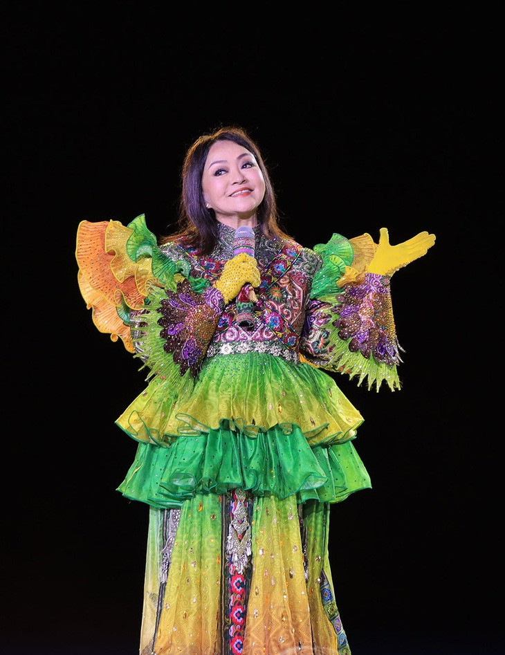 Anh Tú ngưỡng mộ cốt cách của danh ca Hương Lan. Anh Tú ngưỡng mộ cốt cách của danh ca Hương Lan.