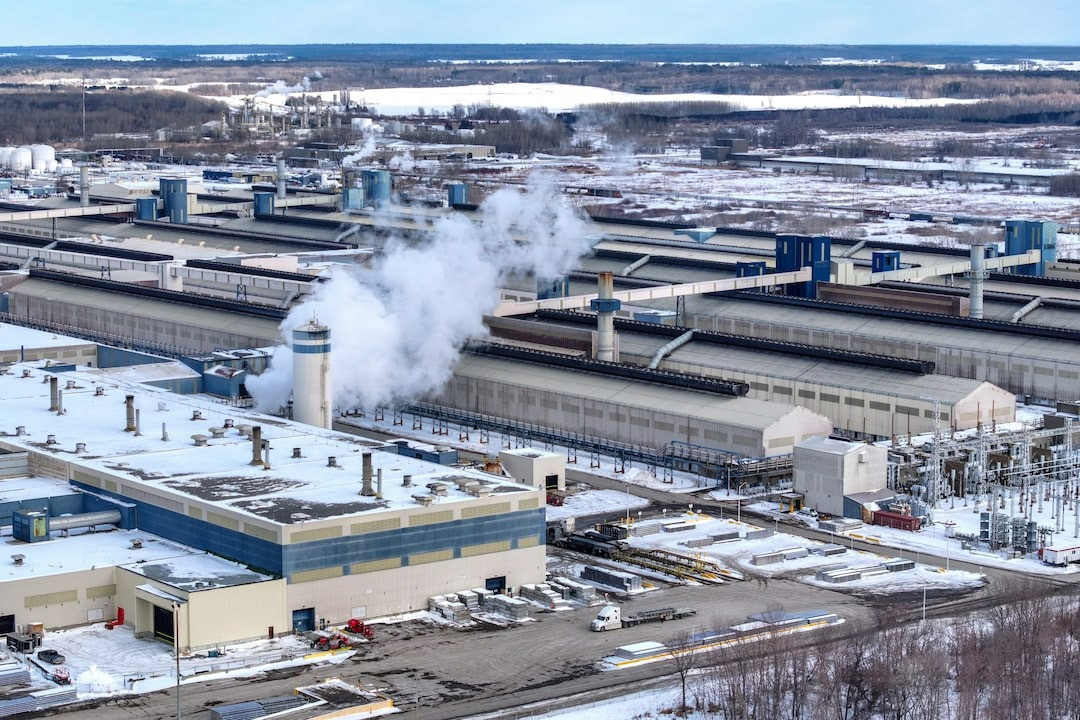 Hình ảnh nhà máy luyện nhôm ở Canada.