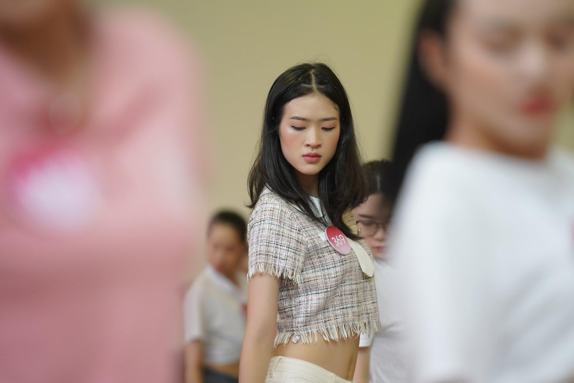 Thí sinh Yến Nhi (SBD 369) tập trung trong buổi tập luyện. Là thí sinh kinh nghiệm biểu diễn, từng vào top 20 cuộc thi Miss World Vietnam 2022, Yến Nhi cho biết cô vừa áp lực, vừa thấy đây là cơ hội giúp cô bắt nhịp nhanh hơn.