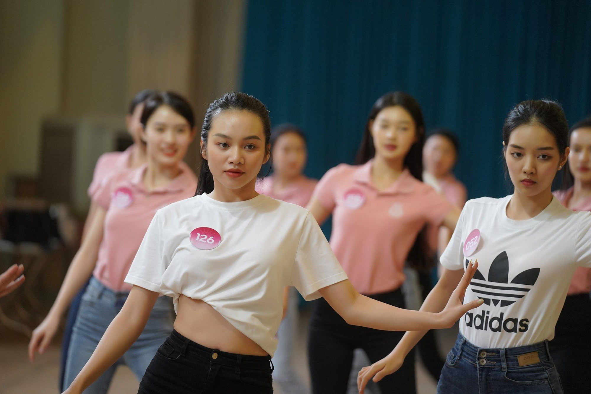 Nguyễn Thị Hương Giang là một trong những thí sinh giỏi vũ đạo. Cô đứng hàng đầu trong phần đồng diễn cho đêm chung khảo. Từng học nhảy nhiều năm, Hương Giang cho biết cô không áp lực với vị trí đầu. Ở phần thi Người đẹp tài năng, thí sinh mang SBD 126 có tiết mục hát và nhảy điêu luyện ca khúc Gashina của Teddy Park.