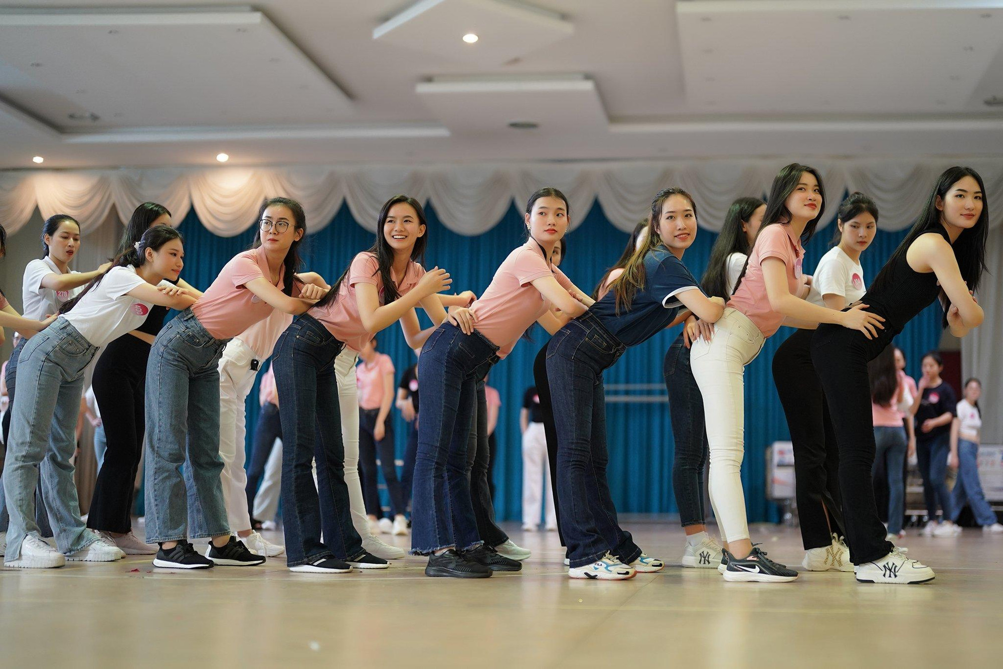 56 thí sinh Hoa hậu Việt Nam 2022 có tiết mục đồng diễn trong đêm chung khảo. Để chuẩn bị tốt nhất cho phần thi, các cô gái phải tập luyện từ sáng đếm đêm muộn.