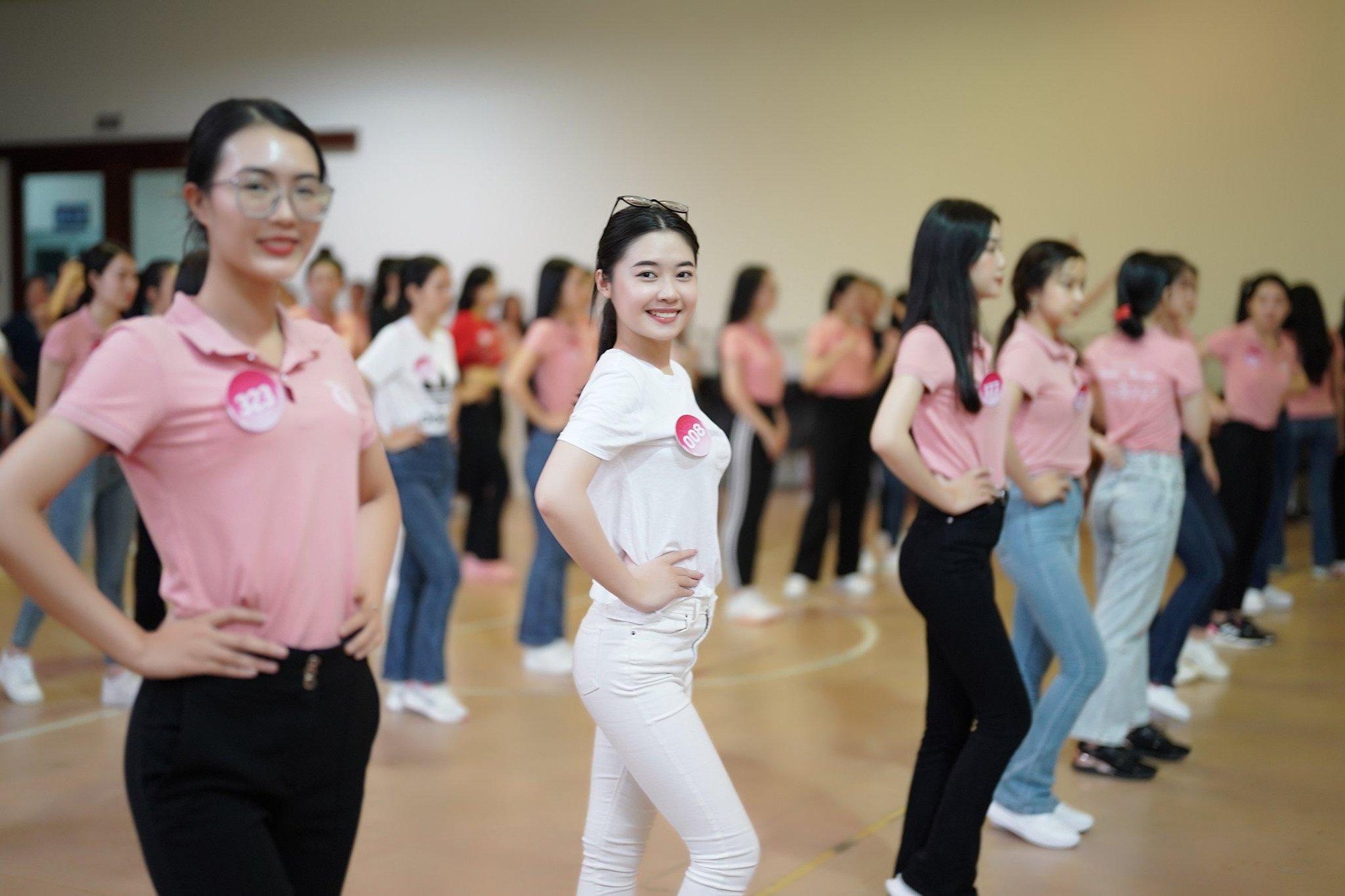 Trải qua nhiều buổi tập luyện, thí sinh từ việc khó bắt nhịp nay đã chuẩn bị tốt cho phần đồng diễn. Nguyễn Thúy Trà (SBD 008) nổi bật trong bộ trang phục trắng tại buổi tập. Ở phần thi Người đẹp tài năng, cô thuyết trình và múa trên nền nhạc Bánh trôi nước. Cô cũng là thí sinh đứng hàng đầu trong bài đồng diễn ở đêm chung khảo.