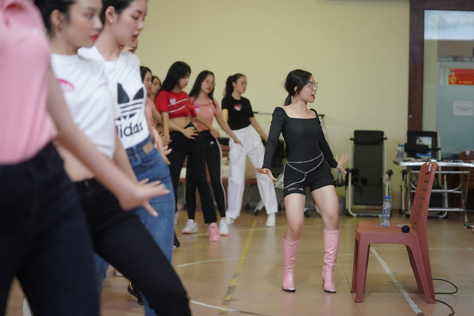 Người đóng vai trò hỗ trợ biên đạo Khoa Nguyễn là dancer Phượng Ngân. Cô đồng hành và hướng dẫn từ lúc các cô gái loạng choạng trong bước nhảy đến khi nhuần nhuyễn vũ đạo.