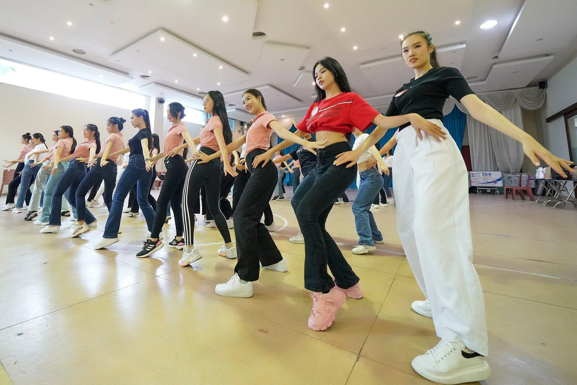 Sau ba ngày làm quen, bắt nhịp với bài nhảy, cùng với sự hướng dẫn của các biên đạo, thí sinh dần thay đổi, sẵn sàng tỏa sáng ở đêm chung khảo.