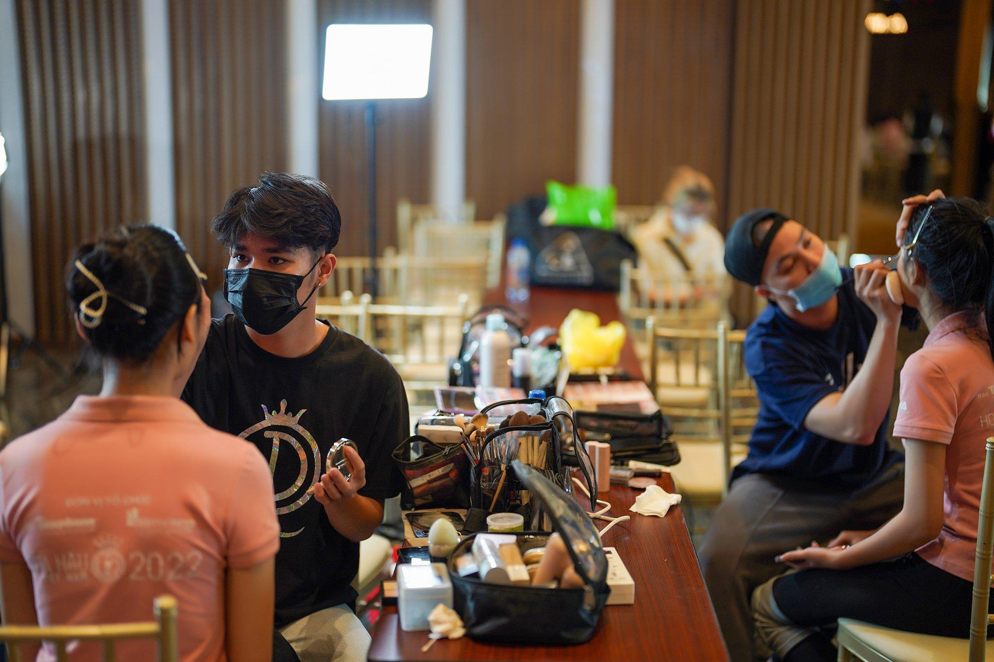 Sau 4 tiếng diễn tập và 2 giờ đồng hồ nghỉ ngơi, thí sinh được trang điểm để chuẩn bị bước lên sân khấu Người đẹp tài năng.