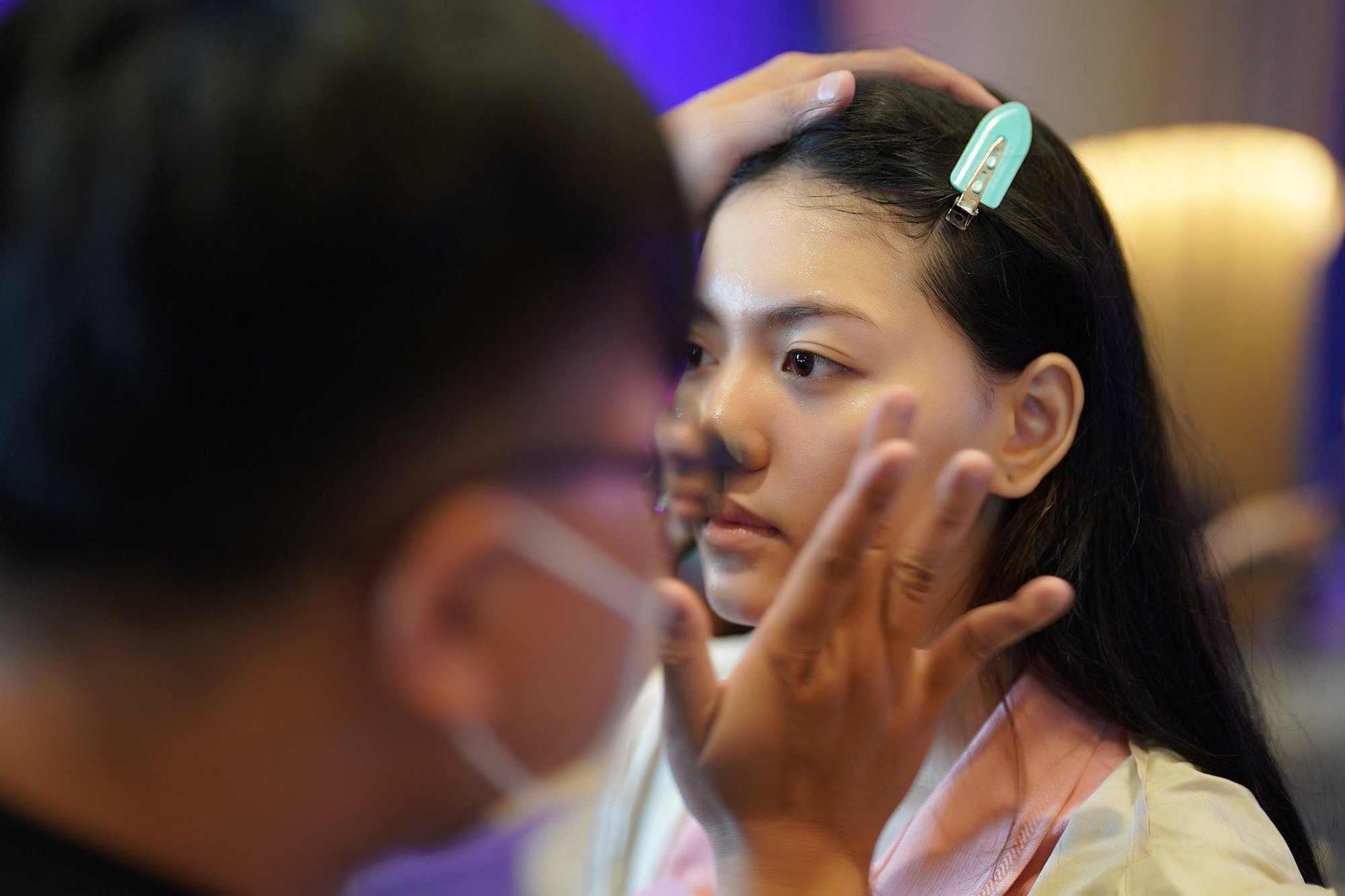 Nguyễn Hoàng Yến (SBD 228) trang điểm cho tiết mục múa Diễm xưa.