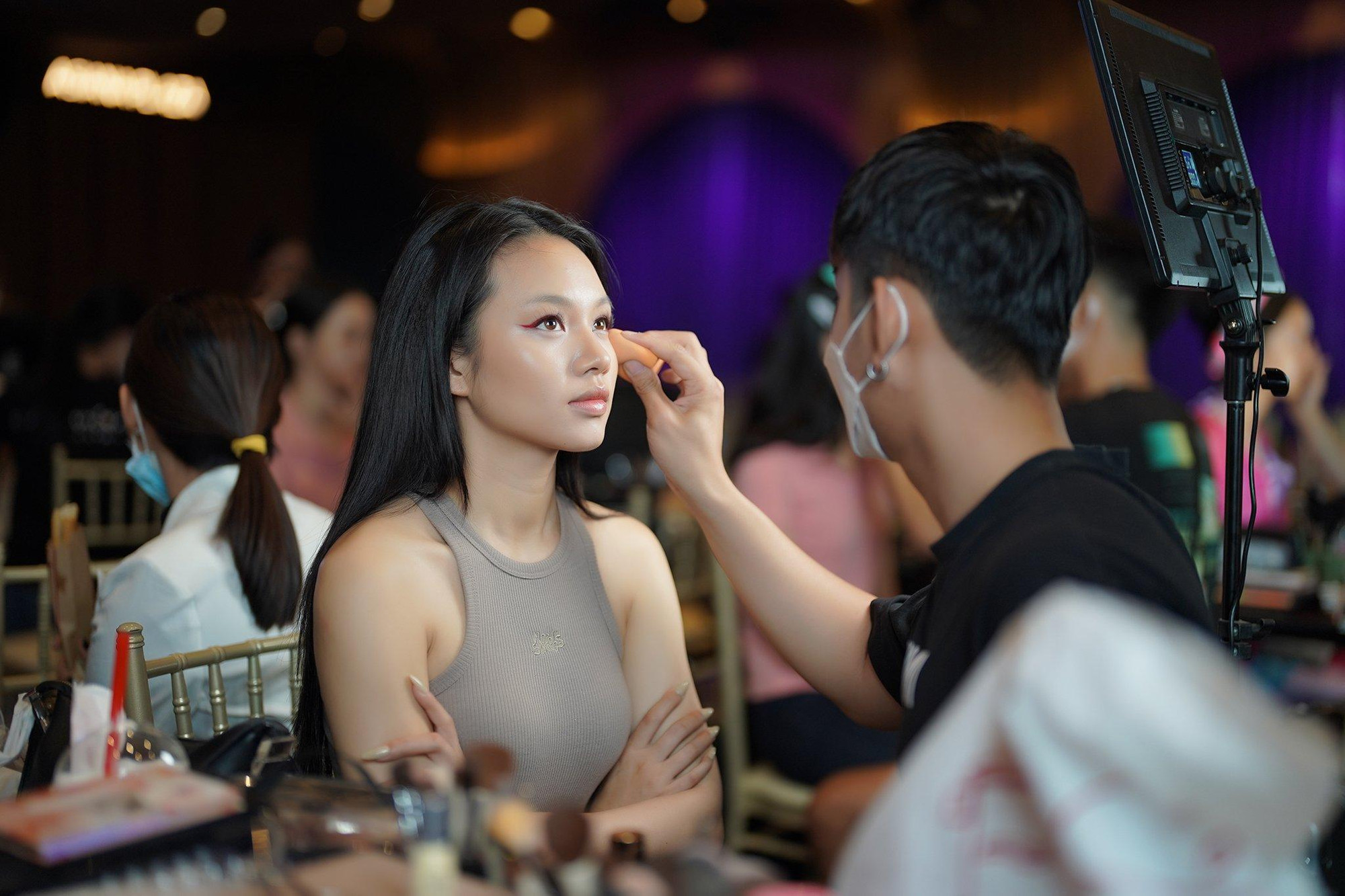 Đây là dịp hiếm hoi các thí sinh của Hoa hậu Việt Nam để mặt mộc trước ống kính. Trước đó, 56 cô gái tập trung đào tạo, luôn tự trang điểm trong các buổi tập để tạo dấu ấn với ban chuyên môn.