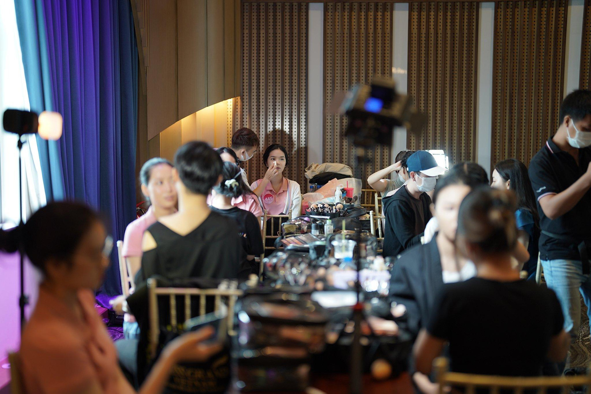 Sau nhiều ngày tập luyện, đây là lần đầu ban tổ chức, thí sinh và toàn bộ ê-kíp tập trung sức lực giúp các cô gái có phần thi tài năng.