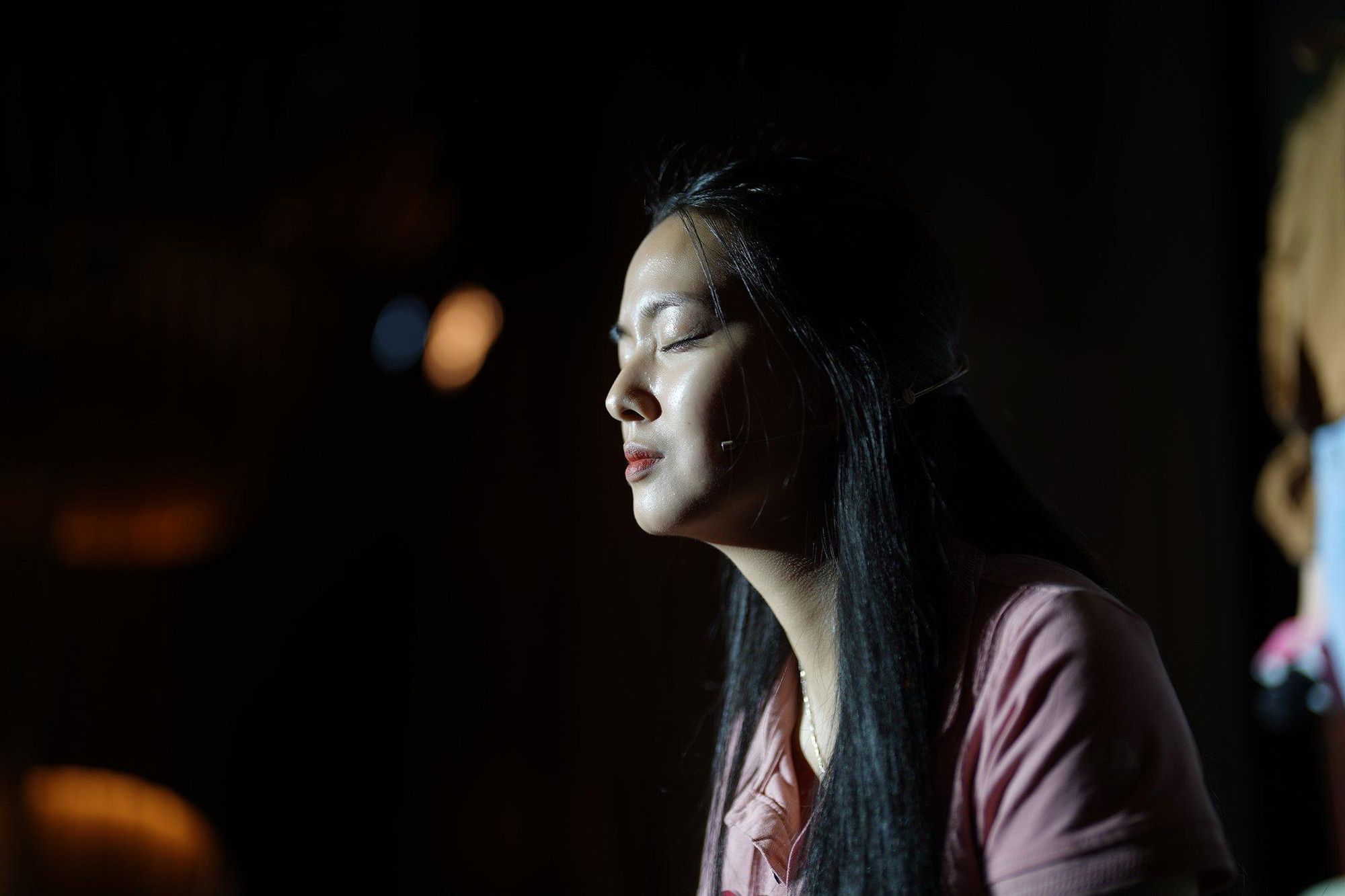 Trong buổi tập luyện, Trang Thảo cố gắng bắt cảm xúc để thể hiện nhân vật có cảm xúc phức tạp khi hay tin mẹ qua đời.