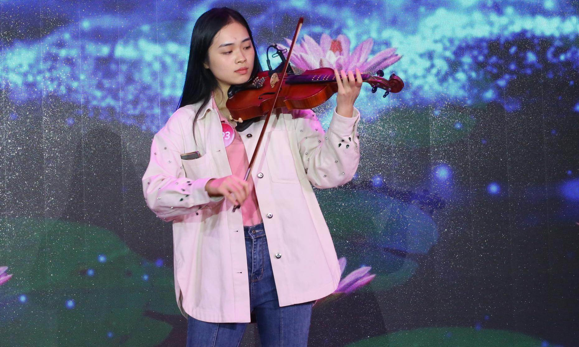 Biểu diễn nhạc cụ là tiết mục được nhiều thí sinh Hoa hậu Việt Nam 2022 lựa chọn trong phần thi tài năng. Nguyễn Phương Anh biểu diễn đàn vĩ cầm với bài hát Triệu đóa hoa hồng.