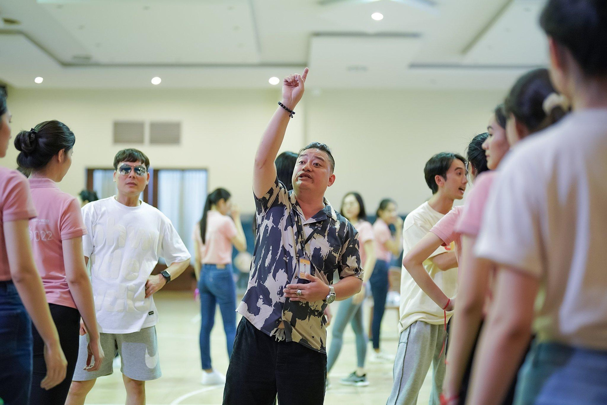 Khác với những buổi chia sẻ, giảng dạy trước đó, các huấn luyện viên chuyên môn nghiêm khắc trong cách huấn luyện thí sinh. Chia sẻ với Tiền Phong, thí sinh Hương Giang (SBD 126) cho biết cô hiểu lý do biên đạo Khoa Nguyễn lớn tiếng trong buổi giảng dạy. &quot;Thầy giáo luôn muốn học trò của mình phải xuất sắc. Hơn nữa thời gian từ đây đến đêm chung khảo khá ngắn nên tôi nghĩ thầy cũng gặp áp lực&quot;, cô nói.