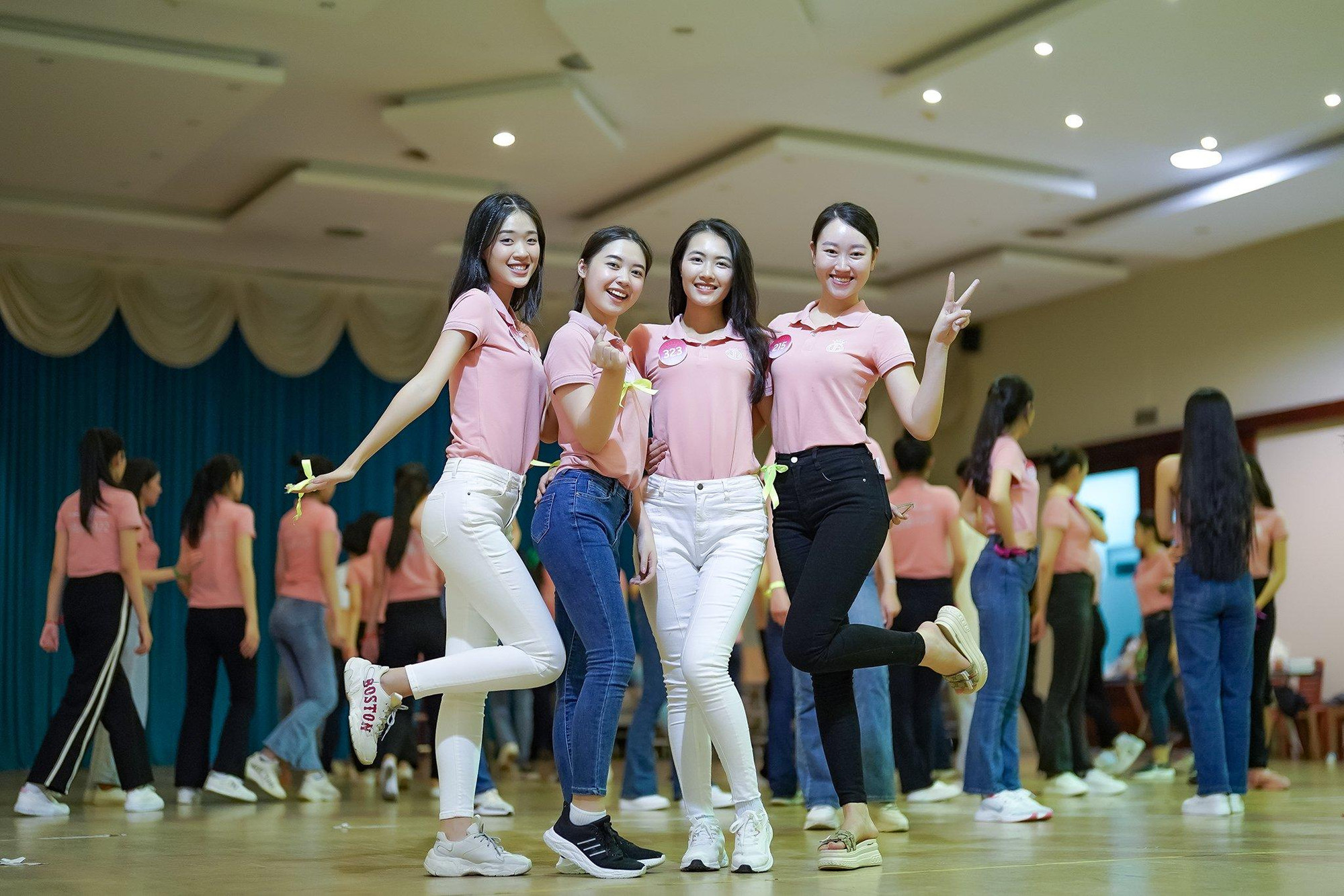 Sau những buổi tập đến đêm muộn, thí sinh luôn giữ năng lượng tích cực.