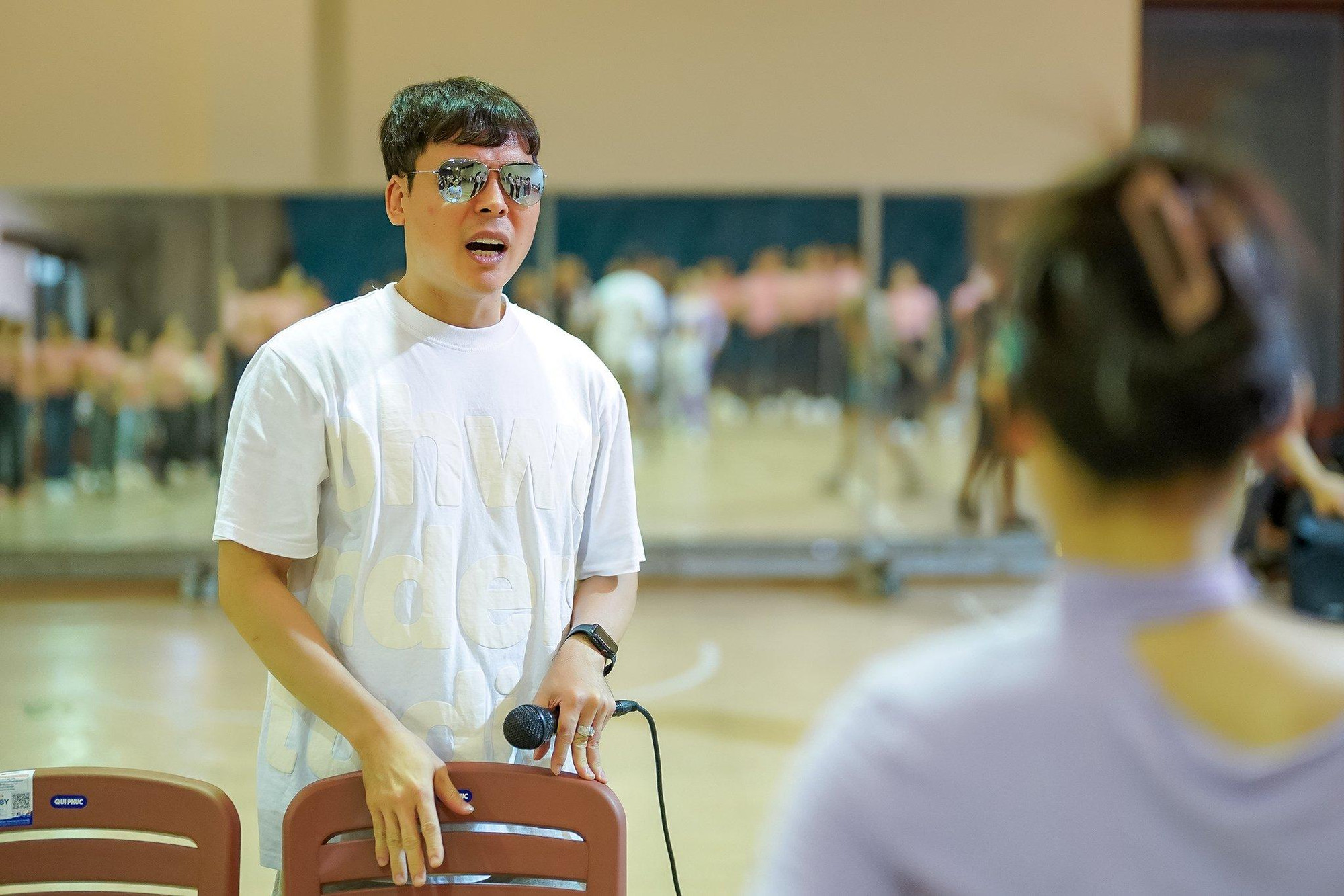 Trong buổi tập, biên đạo Khoa Nguyễn nhiều lần lớn tiếng hơn so với bình thường. Huấn luyện viên chuyên môn của Hoa hậu Việt Nam nói với Tiền Phong rằng anh là người chịu trách nhiệm chính cho buổi đồng diễn. Những lời chia sẻ thẳng thắn nhằm giúp thí sinh tập trung cao độ, kịp chuẩn bị cho ngày ráp sân khấu và hoàn thiện trong đêm chung khảo.