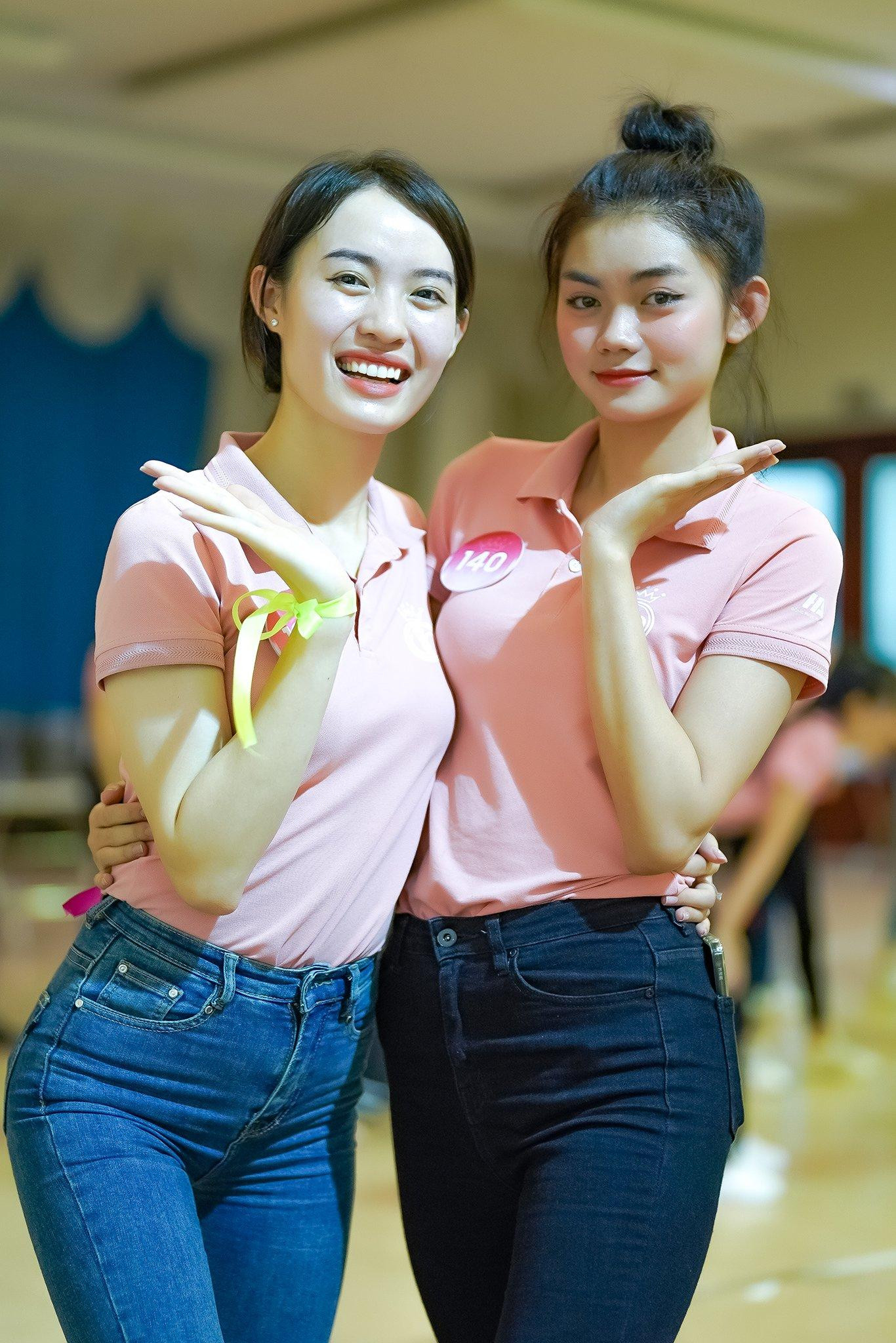 Không chỉ là thí sinh, 56 cô gái thân thiết, xem nhau như chị em. Họ thường tụ họp chụp ảnh, trò chuyện và chia sẻ kinh nghiệm trong thời gian nghỉ ngơi. Kết thúc buổi tập luyện lúc 22h đêm, các thí sinh về nhà chung, sau đó chuẩn bị tinh thần, thể lực để tiếp tục hành trình chinh phục danh hiệu Hoa hậu Việt Nam 2022.