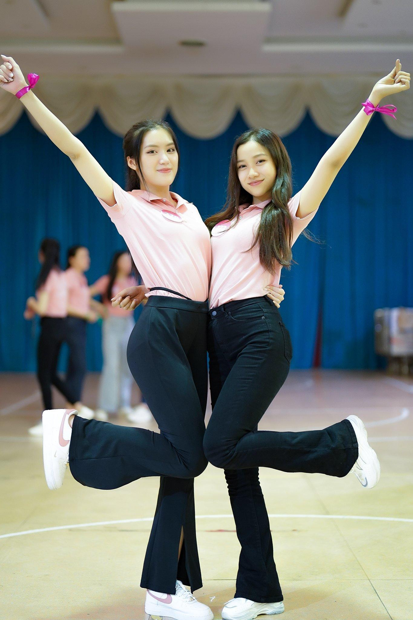 Không chỉ là thí sinh, 56 cô gái thân thiết, xem nhau như chị em. Họ thường tụ họp chụp ảnh, trò chuyện và chia sẻ kinh nghiệm trong thời gian nghỉ ngơi. Kết thúc buổi tập luyện lúc 22h đêm, các thí sinh về nhà chung, sau đó chuẩn bị tinh thần, thể lực để tiếp tục hành trình chinh phục danh hiệu Hoa hậu Việt Nam 2022.