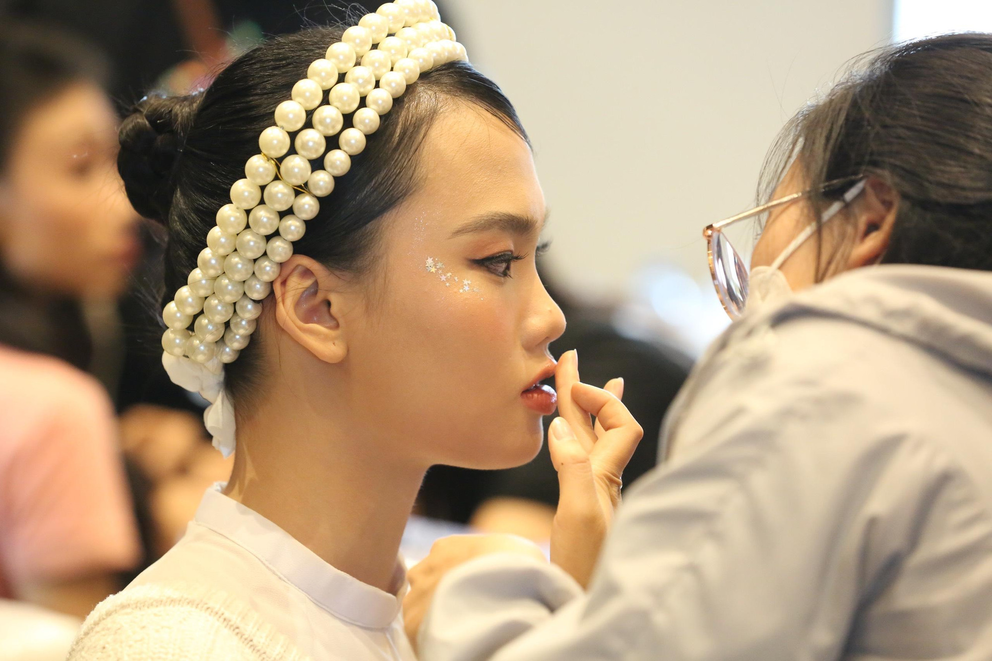 Nguyễn Lê Hoàng Linh (SBD 113) trước giờ bước lên sân khấu với tiết mục múa Bánh trôi nước.