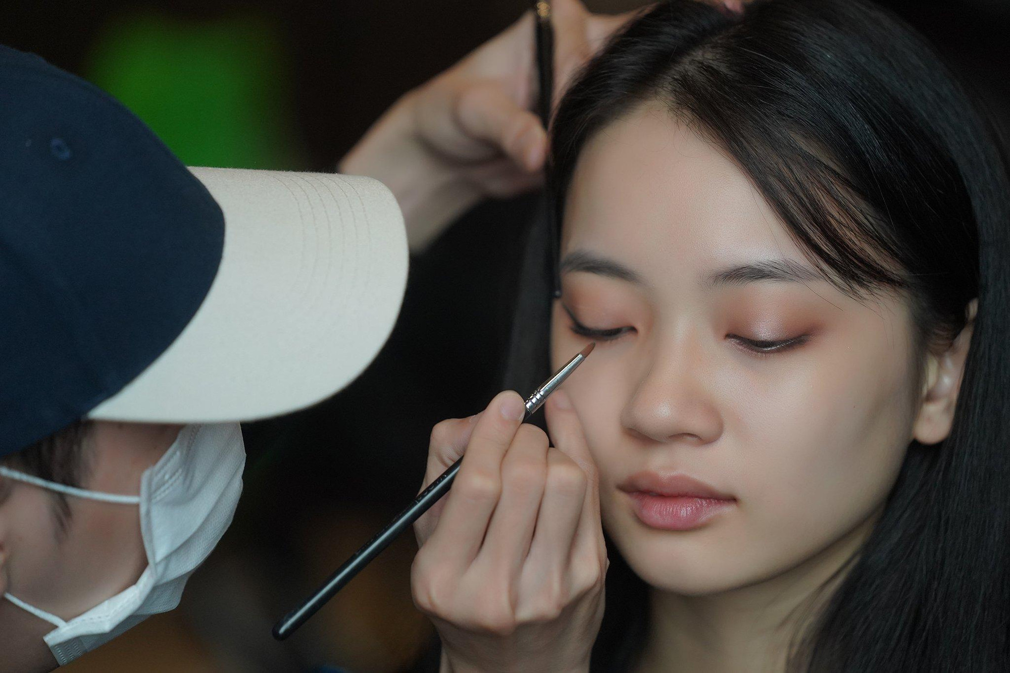 Thí sinh Bùi Thảo Linh (SBD 010) được chuyên gia trang điểm chăm chút kỹ lưỡng trước khi bước vào phần thi thuyết trình đề tài Những hy sinh thầm lặng.