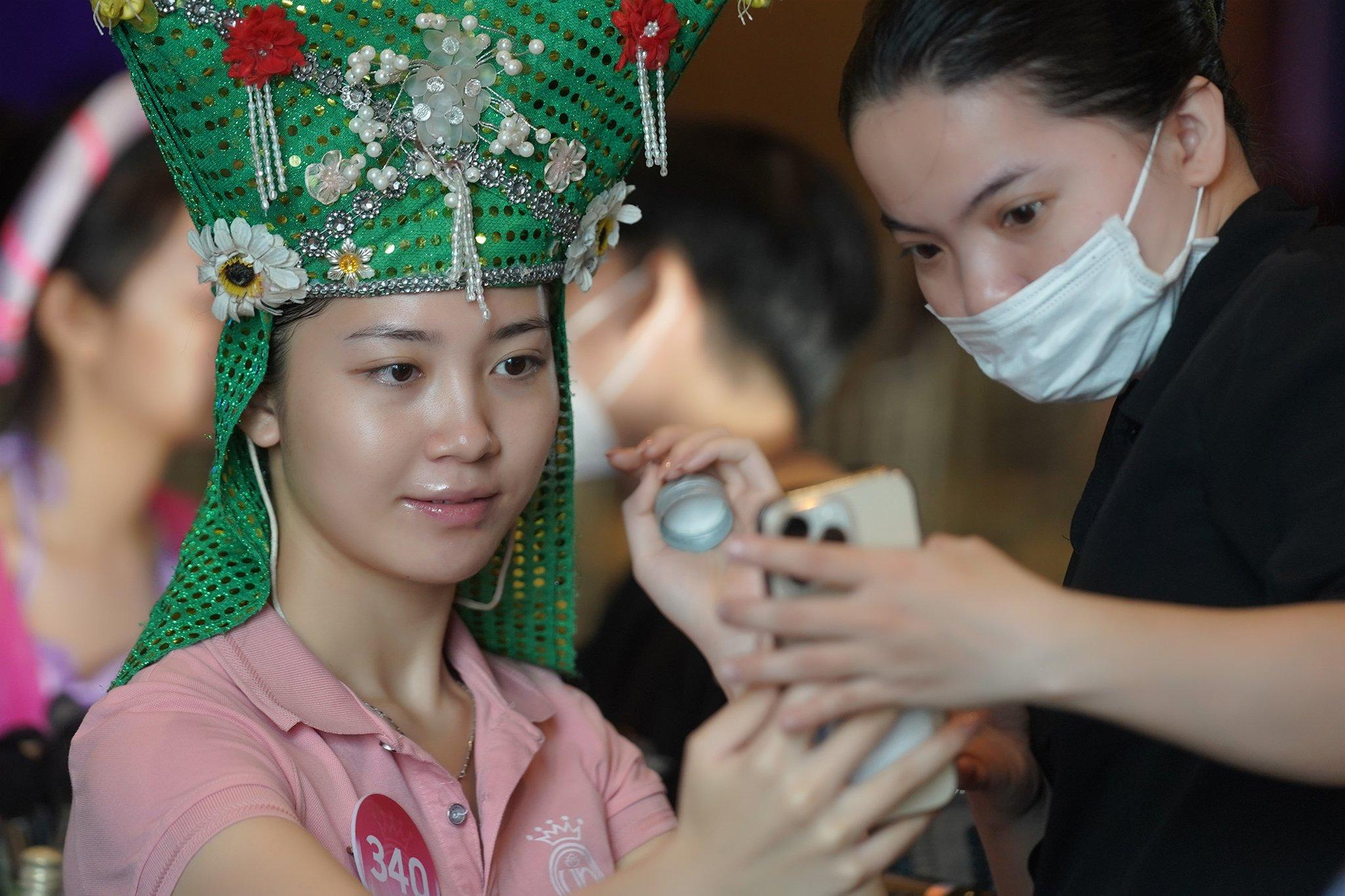 Vũ Phương Thảo trước giờ &quot;lột xác&quot; thành bà đồng trong tiết mục múa Cô Đôi Thượng Ngàn.