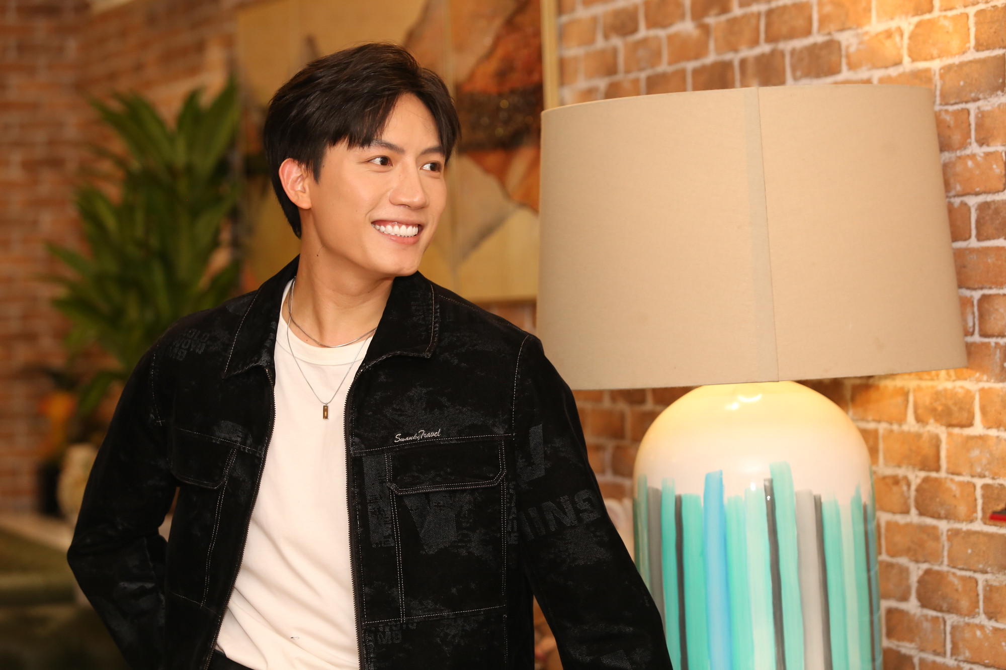 Anh Tú ngưỡng mộ cốt cách của danh ca Hương Lan. Anh Tú ngưỡng mộ cốt cách của danh ca Hương Lan.