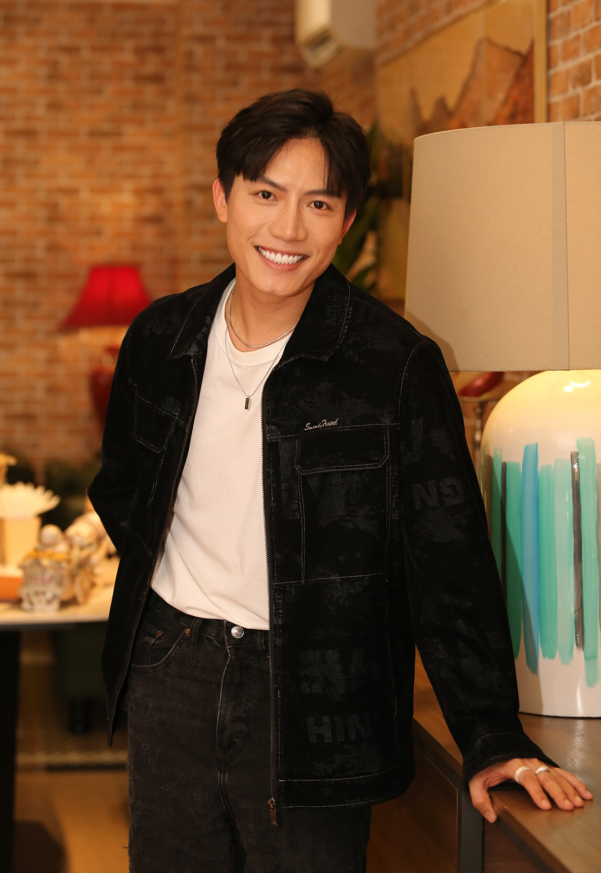 Anh Tú liên tục đánh lừa khán giả bằng nhiều ca khúc, phong cách khác nhau. Anh Tú liên tục đánh lừa khán giả bằng nhiều ca khúc, phong cách khác nhau.