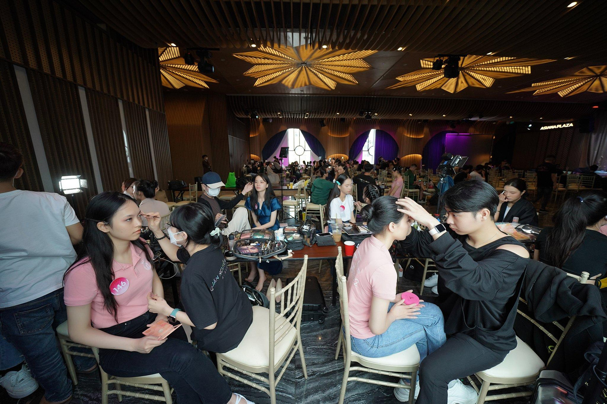 Từ 8h sáng, các thí sinh có mặt tại sân khấu để tổng duyệt, chuẩn bị lần cuối để phô diễn năng khiếu ở phần thi Người đẹp tài năng.