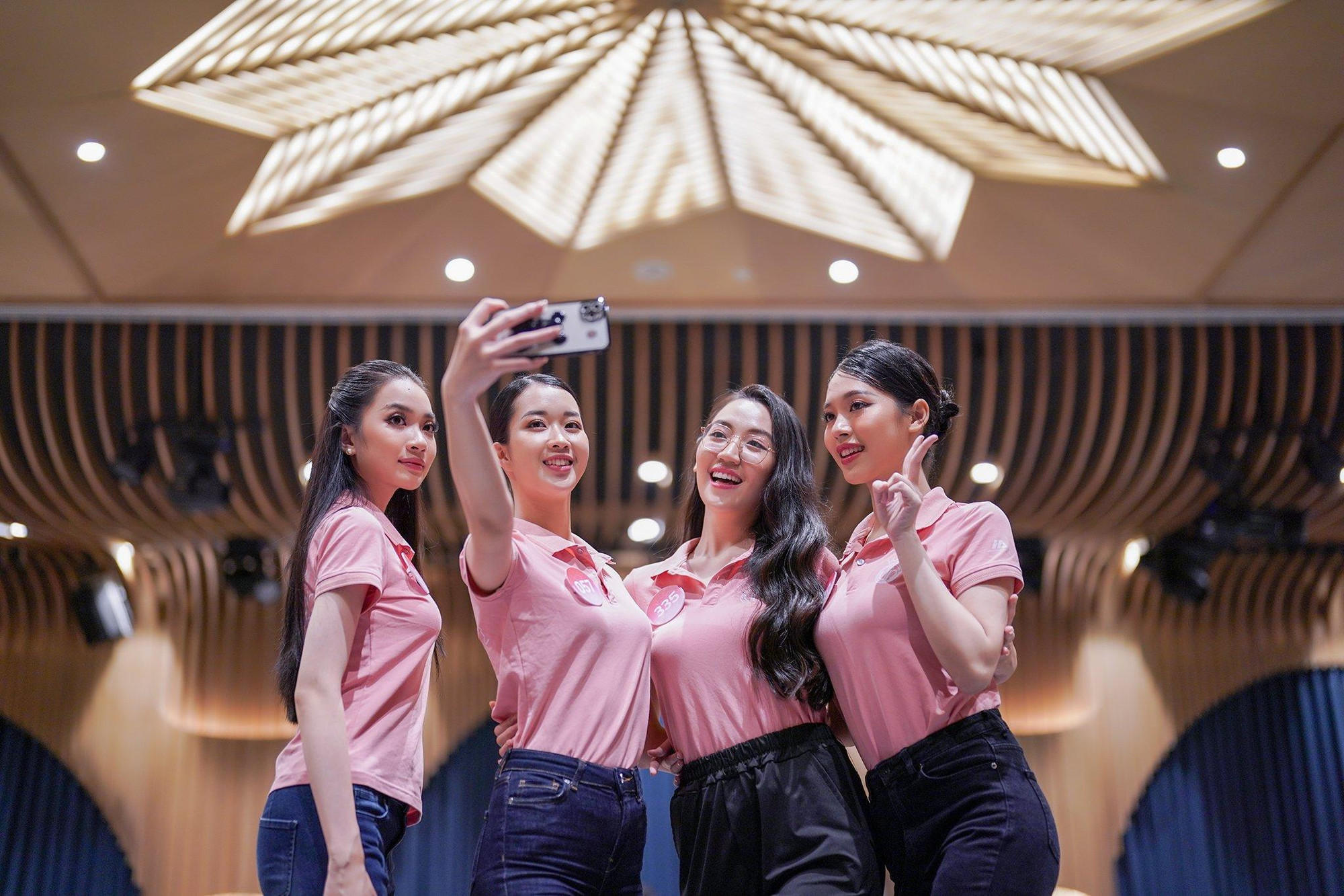 Phần thi Người đẹp tài năng kết thúc lúc 18h cùng ngày. Các thí sinh tận dụng thời gian nghỉ ngơi, ghi lại khoảnh khắc cùng những người bạn trước khi di chuyển đến điểm tập vũ đạo.