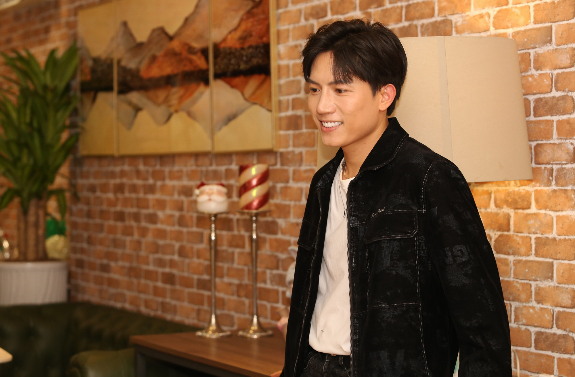 Anh Tú liên tục đánh lừa khán giả bằng nhiều ca khúc, phong cách khác nhau. Anh Tú liên tục đánh lừa khán giả bằng nhiều ca khúc, phong cách khác nhau.