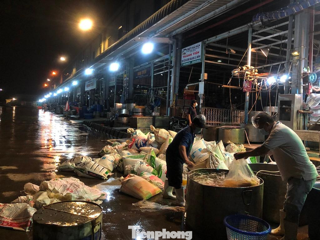 Rạng sáng ngày 8/9, có 9/20 tiểu thương hoạt động Rạng sáng ngày 8/9, có 9/20 tiểu thương hoạt động