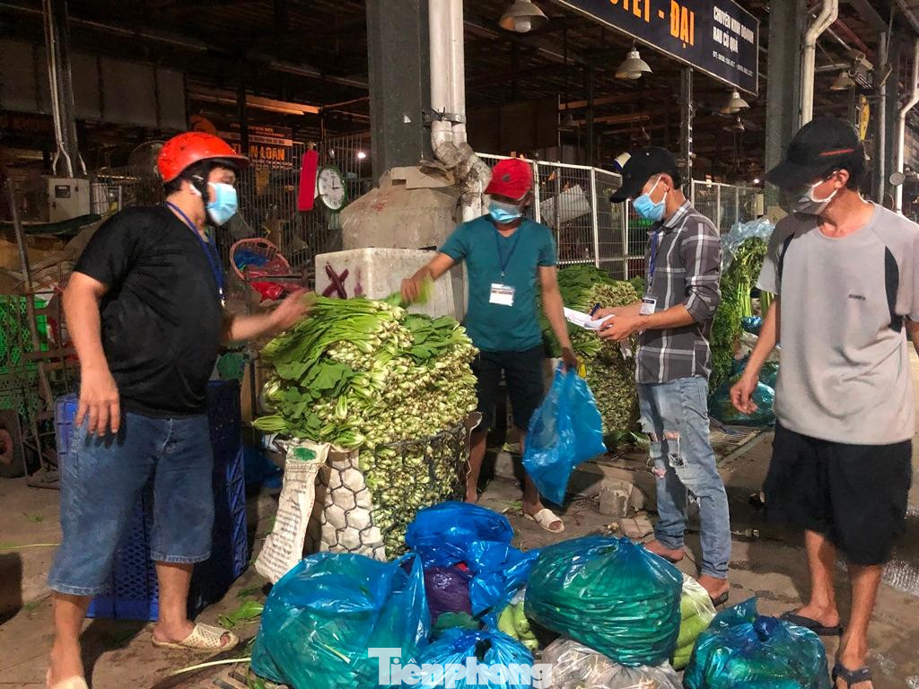 Rau củ từ các tỉnh đã được nhập về trạm trung chuyển chợ Bình Điền Rau củ từ các tỉnh đã được nhập về trạm trung chuyển chợ Bình Điền