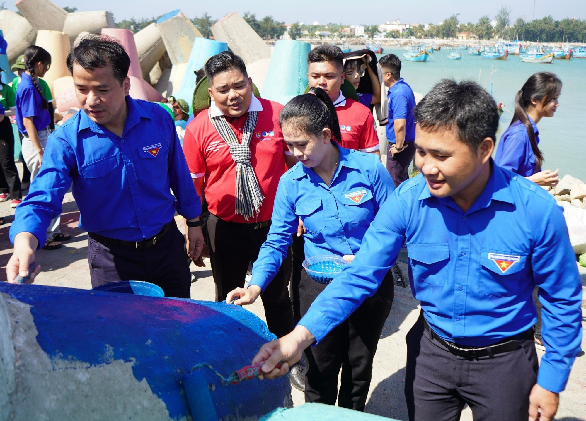 Đoàn công tác cùng tham gia các công trình thanh niên "Tô điểm bờ kè biển" với các chiến sĩ tình nguyện Đoàn công tác cùng tham gia các công trình thanh niên "Tô điểm bờ kè biển" với các chiến sĩ tình nguyện