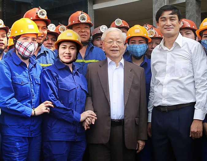 Tổng Bí thư Nguyễn Phú Trọng gặp gỡ, động viên công nhân, người lao động. Tổng Bí thư Nguyễn Phú Trọng gặp gỡ, động viên công nhân, người lao động.