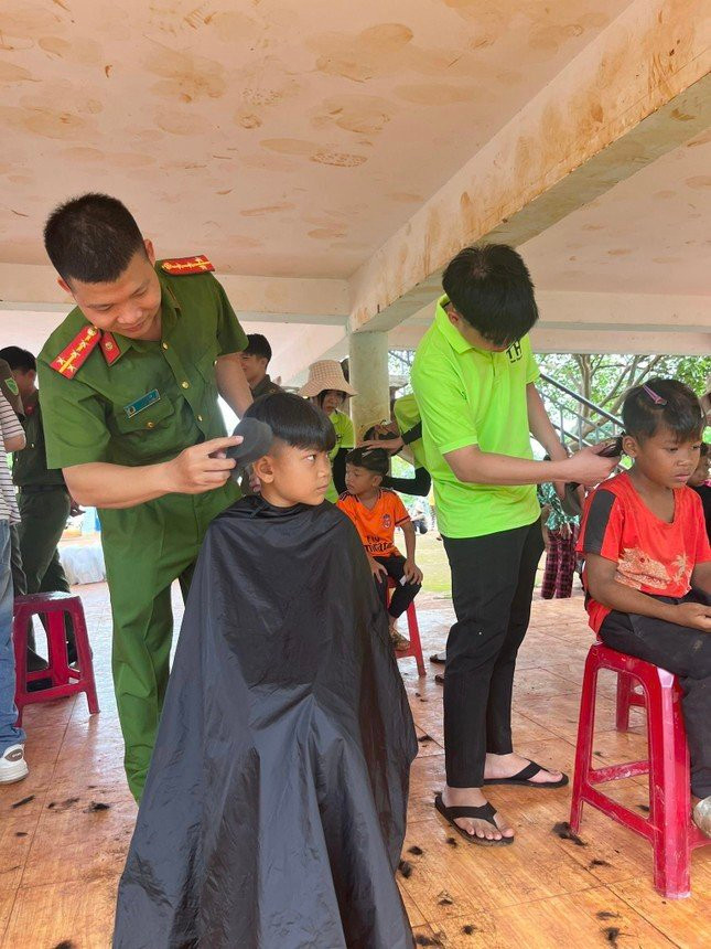 Công an huyện Phú Riềng cắt tóc miễn phí cho thiếu nhi Công an huyện Phú Riềng cắt tóc miễn phí cho thiếu nhi