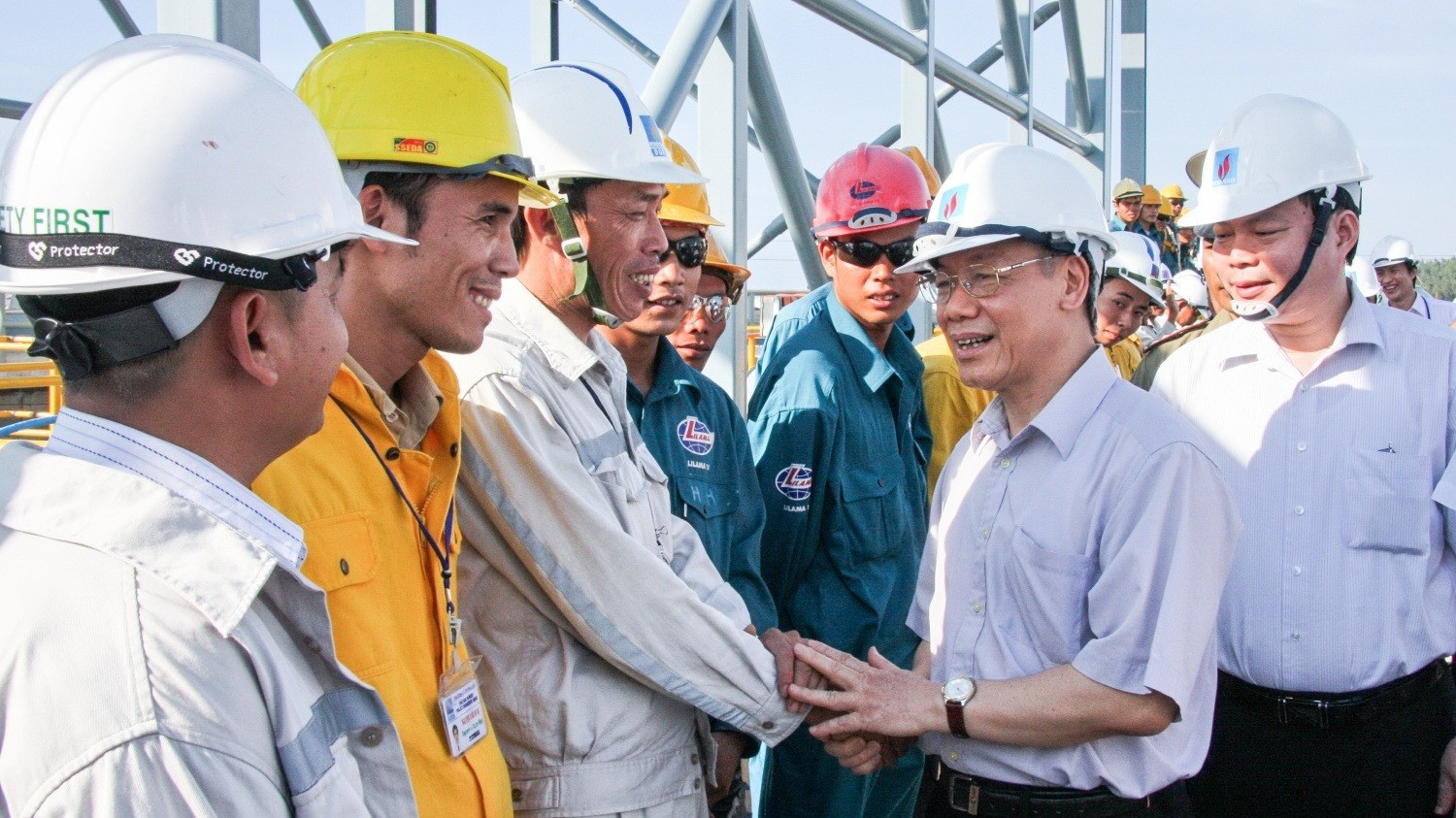 Tổng Bí thư Nguyễn Phú Trọng gặp gỡ, động viên công nhân, người lao động. Tổng Bí thư Nguyễn Phú Trọng gặp gỡ, động viên công nhân, người lao động.