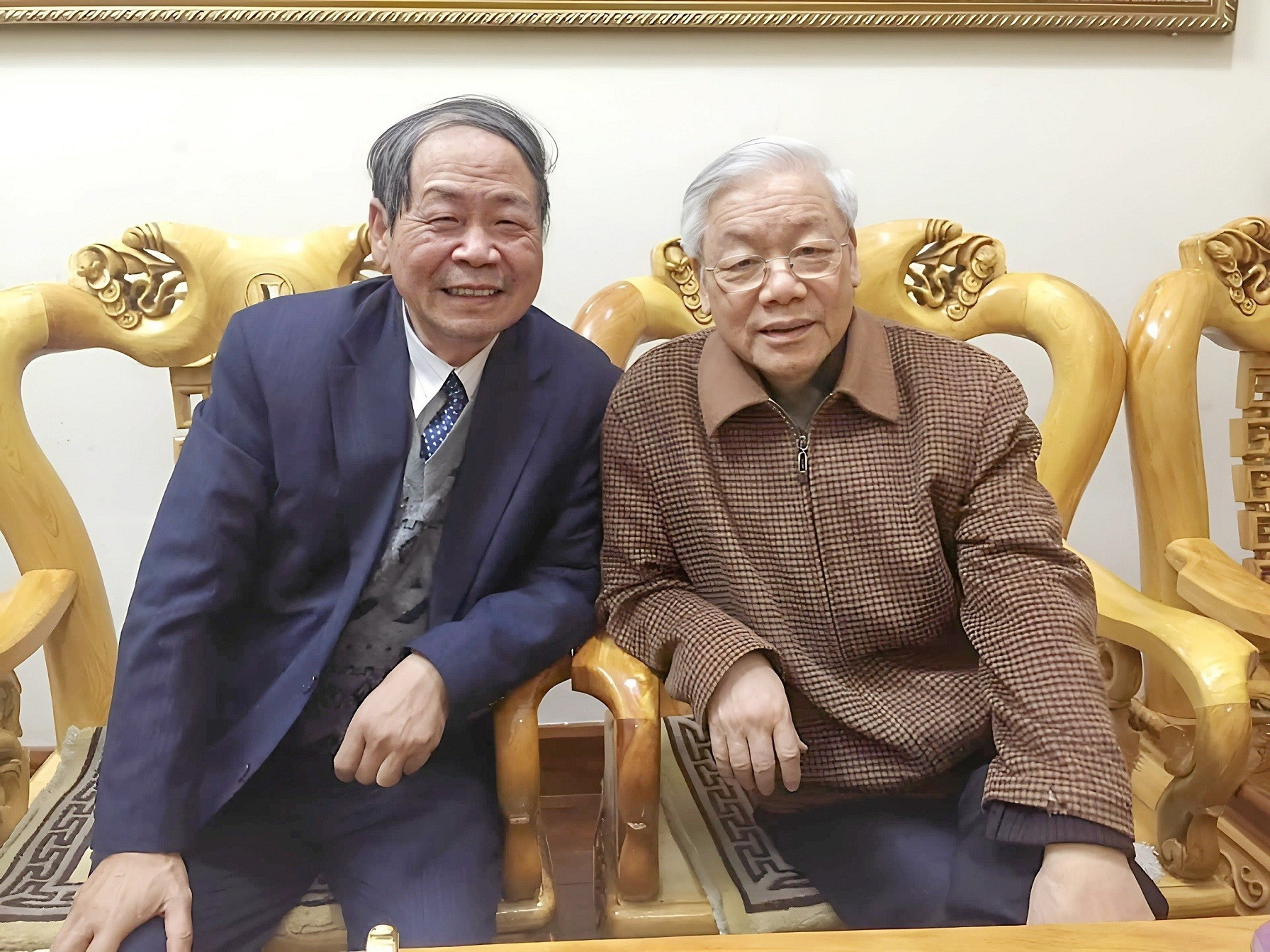 Có tấm áo Tổng Bí thư Nguyễn Phú Trọng vẫn mặc qua hàng chục năm. Có tấm áo Tổng Bí thư Nguyễn Phú Trọng vẫn mặc qua hàng chục năm.