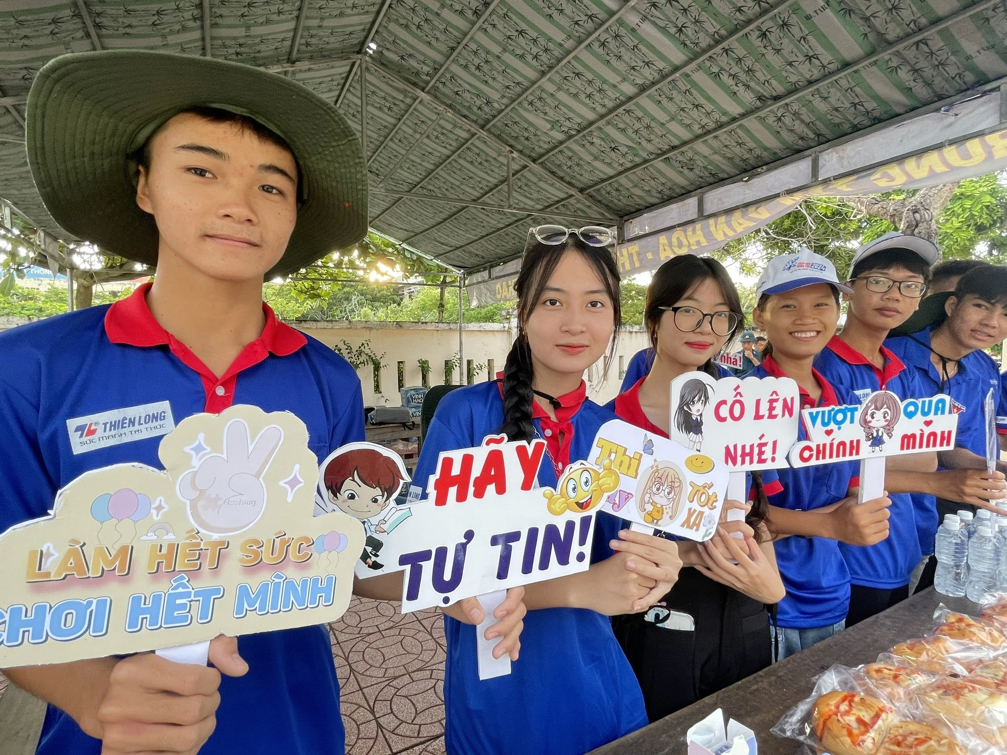 Nụ cười tươi kèm những câu chúc tiếp sức tinh thần cho các anh chị trước khi bước vào phòng thi. Nụ cười tươi kèm những câu chúc tiếp sức tinh thần cho các anh chị trước khi bước vào phòng thi.