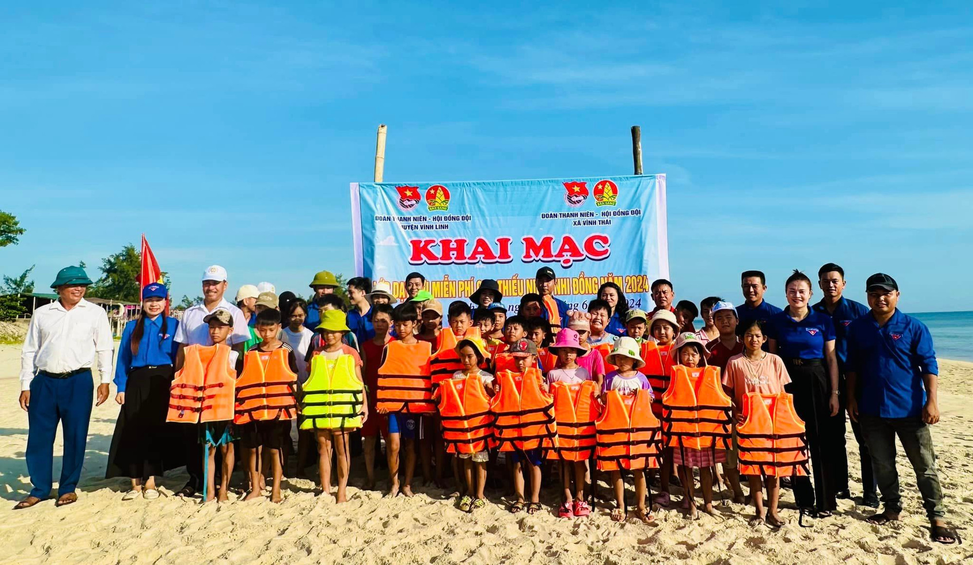 Tuổi trẻ Vĩnh Linh, Quảng Trị tổ chức khai mạc Lớp dạy bơi miễn phí và giáo dục kỹ năng phòng tránh đuối nước cho trẻ em tại thôn Đông Luật - xã Vĩnh Thái Tuổi trẻ Vĩnh Linh, Quảng Trị tổ chức khai mạc Lớp dạy bơi miễn phí và giáo dục kỹ năng phòng tránh đuối nước cho trẻ em tại thôn Đông Luật - xã Vĩnh Thái