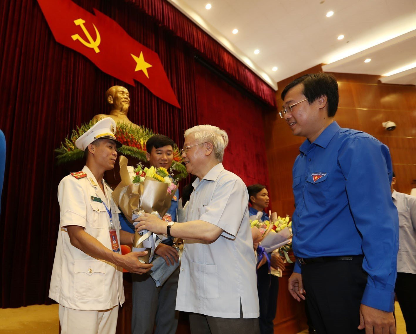 Tổng Bí thư Nguyễn Phú Trọng tại buổi Gặp mặt đảng viên trẻ tiêu biểu. Tổng Bí thư Nguyễn Phú Trọng tại buổi Gặp mặt đảng viên trẻ tiêu biểu.