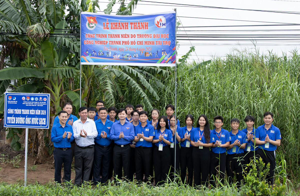 Đoàn công tác tham quan và dự lễ khánh thành Công trình thanh niên thi công lắp đặt đường ống nước sạch dài 600m Đoàn công tác tham quan và dự lễ khánh thành Công trình thanh niên thi công lắp đặt đường ống nước sạch dài 600m