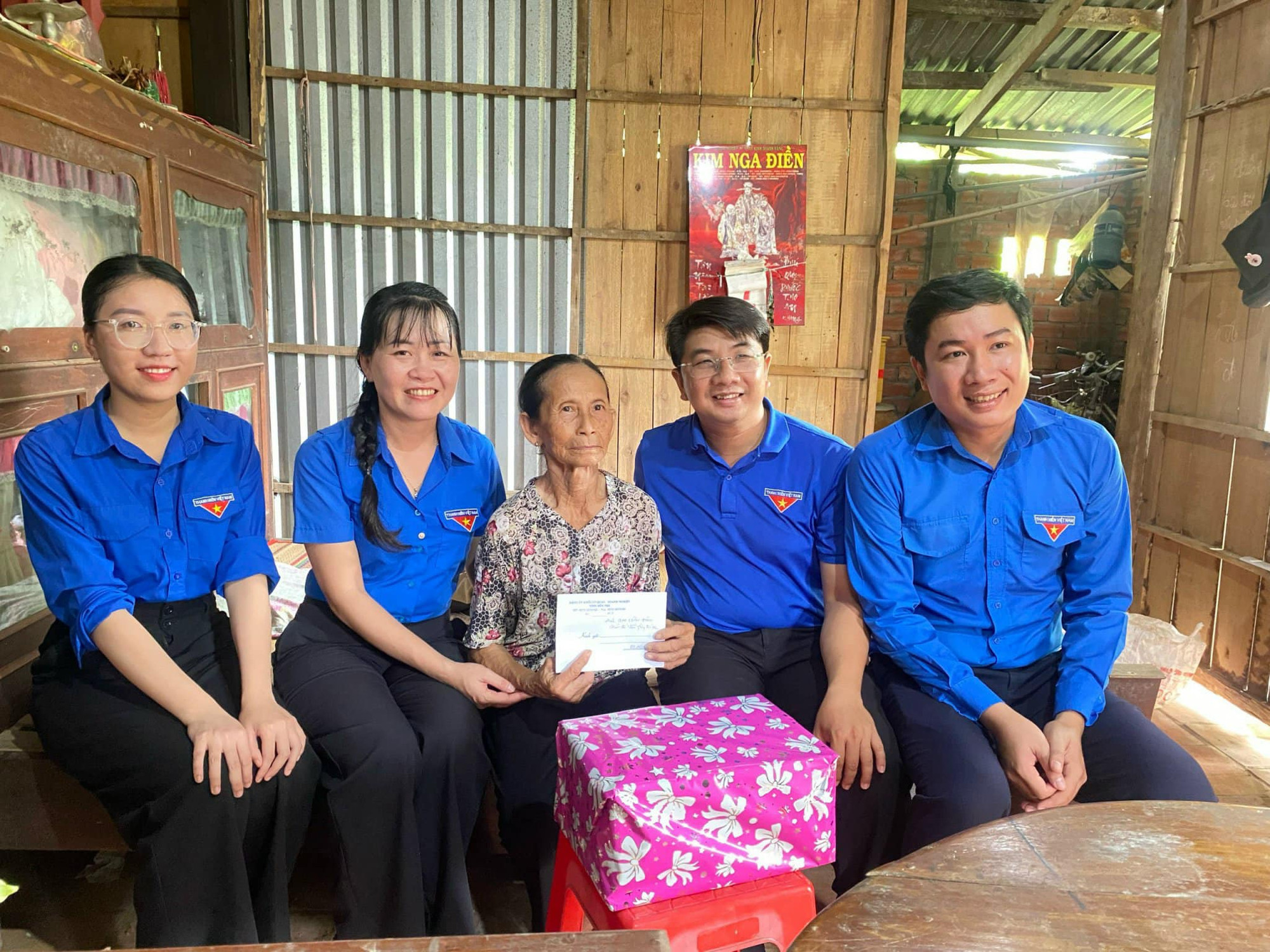 Ban Thường vụ Đoàn khối Cơ quan – Doanh nghiệp tỉnh Bến Tre thăm, tặng quà gia đình cựu TNXP Ban Thường vụ Đoàn khối Cơ quan – Doanh nghiệp tỉnh Bến Tre thăm, tặng quà gia đình cựu TNXP