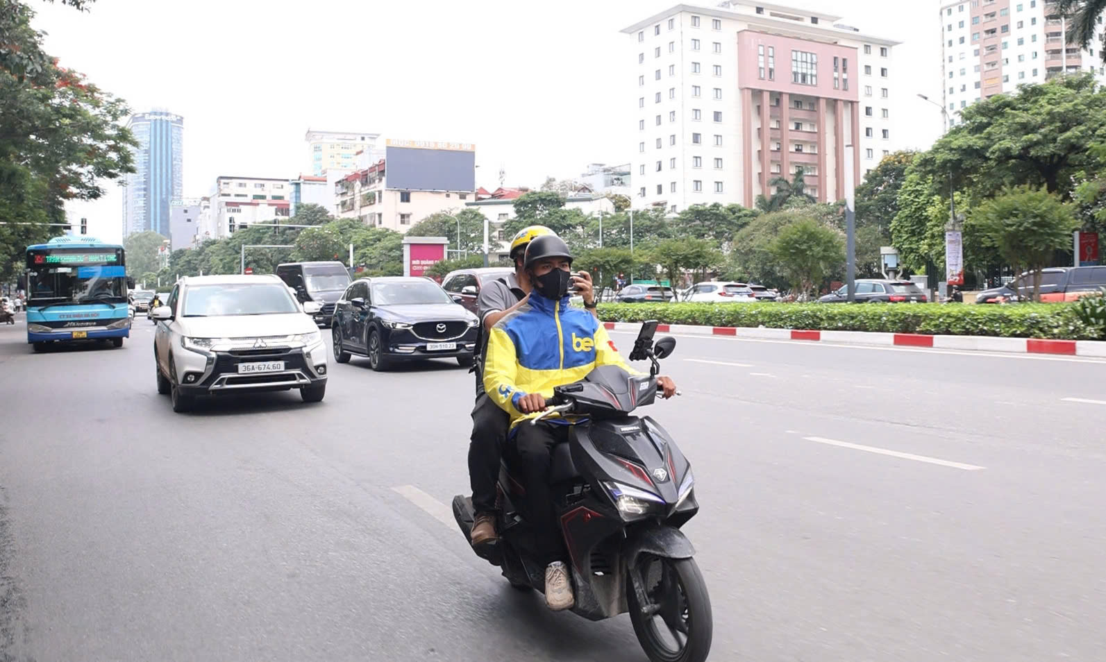 Hình vẽ trên mạng xã hội cảnh Đồng Văn Tuấn đập tường cứu giúp nạn nhân trong vụ cháy ở phố Trung Kính, và hình ảnh Đồng Văn Tuấn chạy xe ôm công nghệ tại Hà Nội. Ảnh: Trọng Tài.