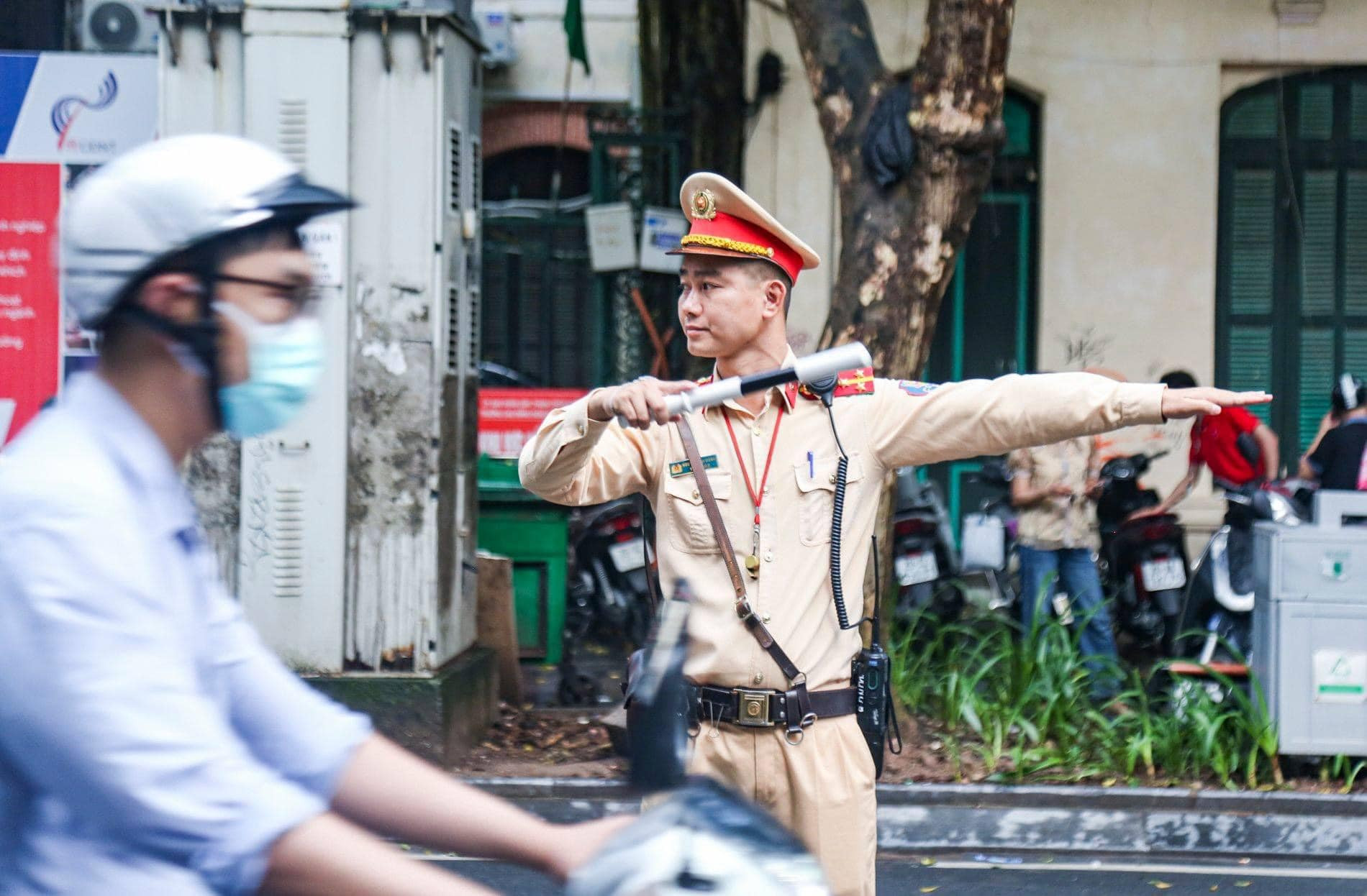 Tuổi trẻ Công an nhân dân tham gia phân luồng giao thông tại các điểm thi Tuổi trẻ Công an nhân dân tham gia phân luồng giao thông tại các điểm thi